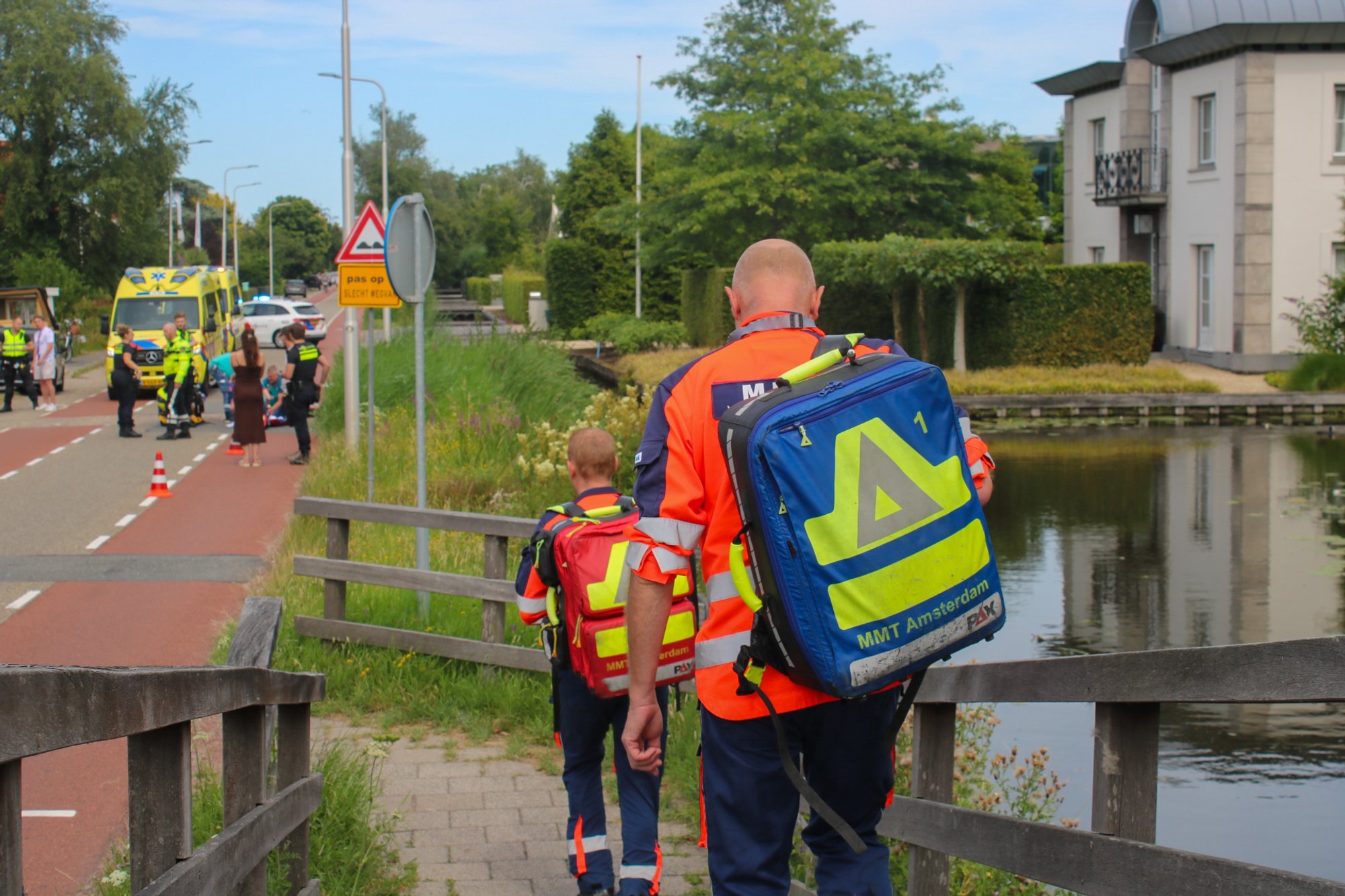 Fietser zwaargewond na aanrijding met auto op Oosteinderweg in Aalsmeer