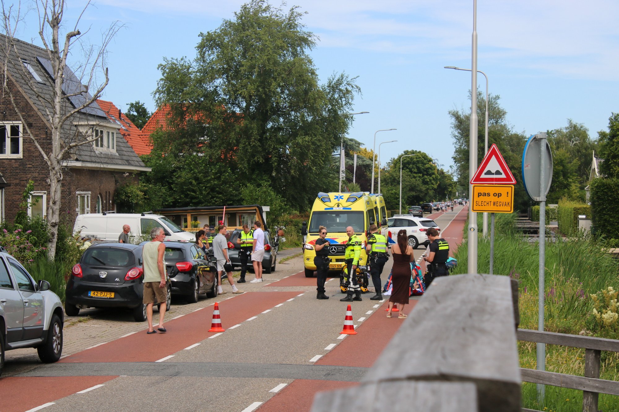 Fietser zwaargewond na aanrijding met auto op Oosteinderweg in Aalsmeer