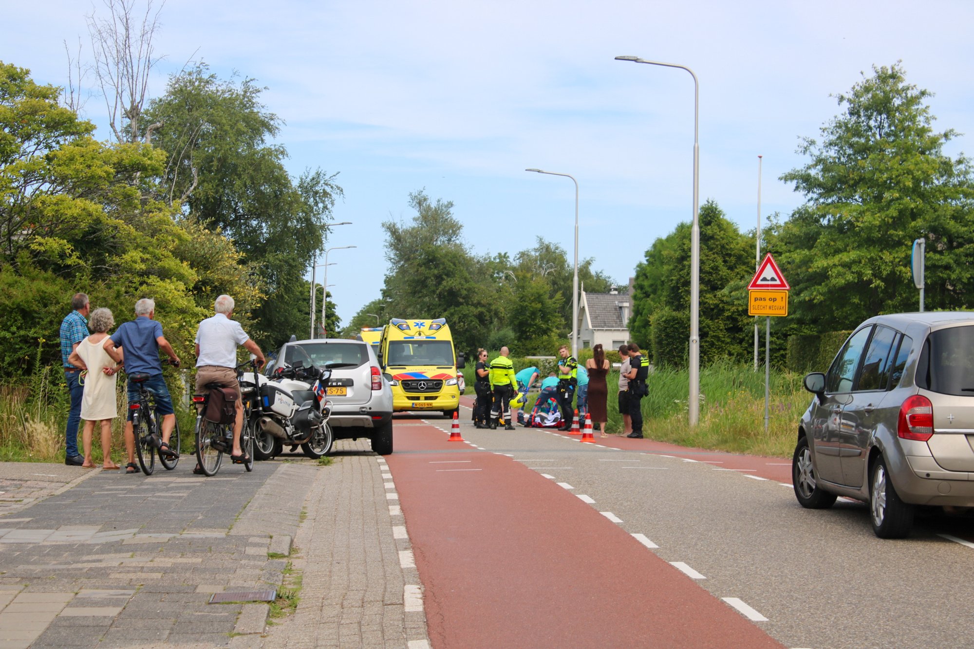 Fietser zwaargewond na aanrijding met auto op Oosteinderweg in Aalsmeer
