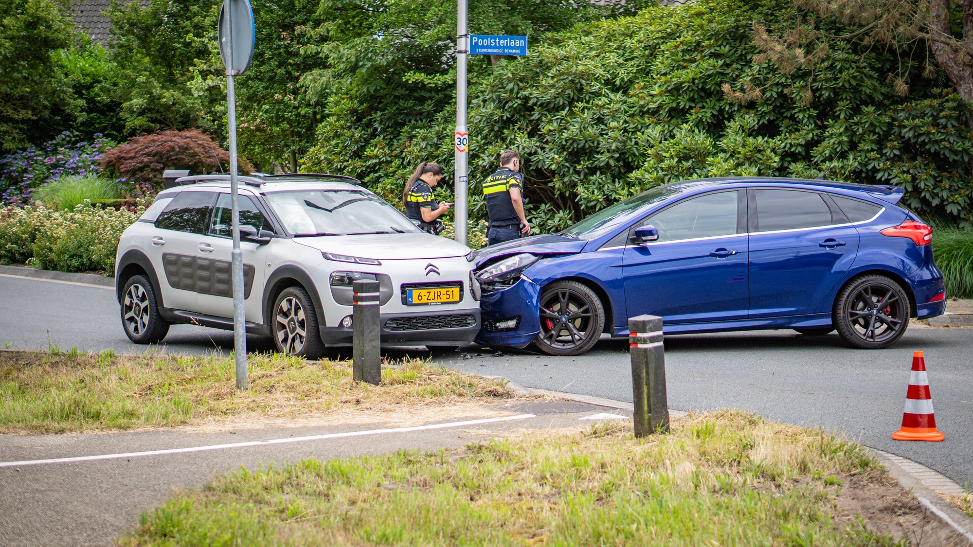 Forse schade bij aanrijding tussen twee auto's in Eindhoven