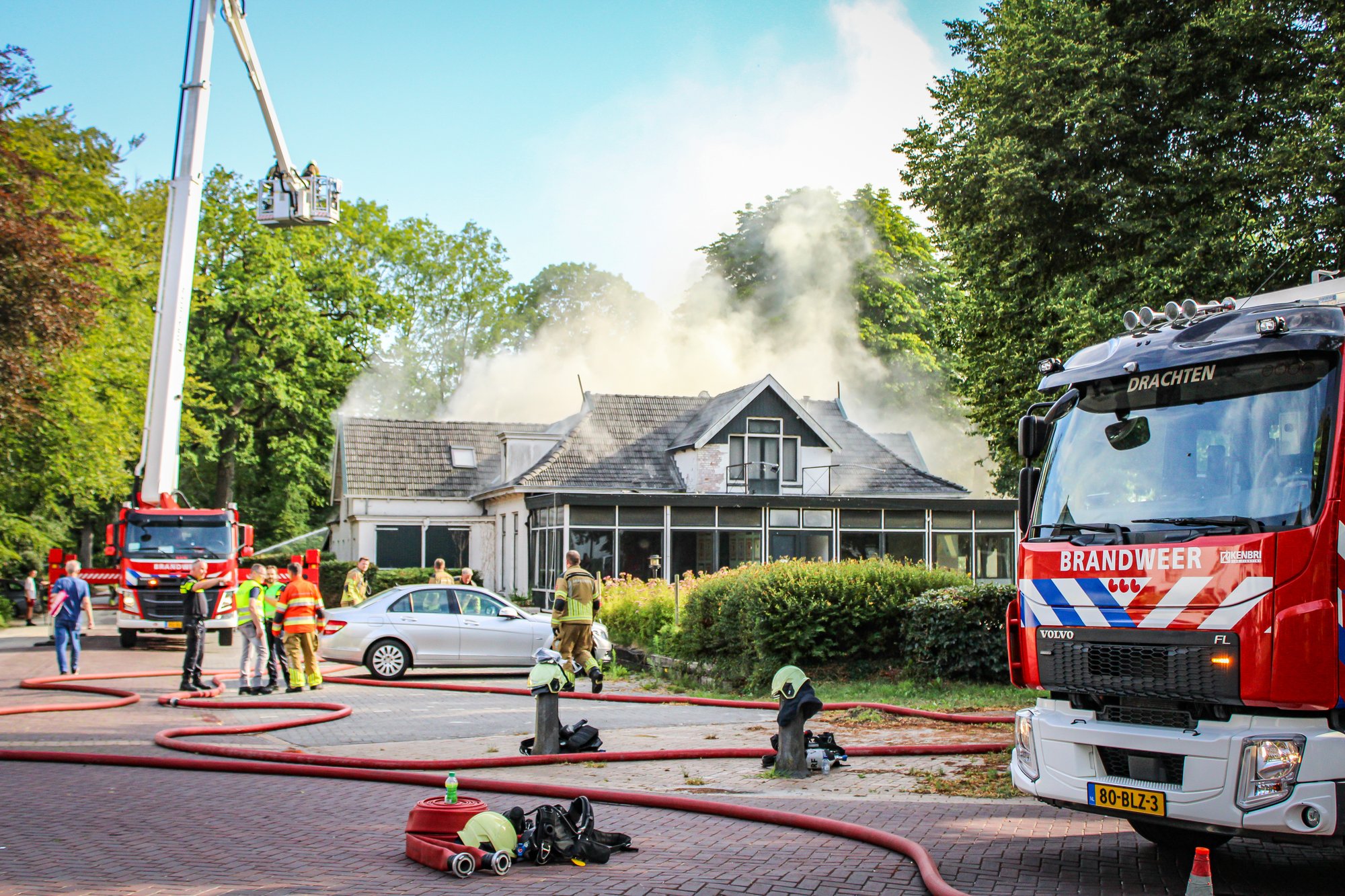 Grote brand in leegstaand pand aan de Commissieweg in Beetsterzwaag
