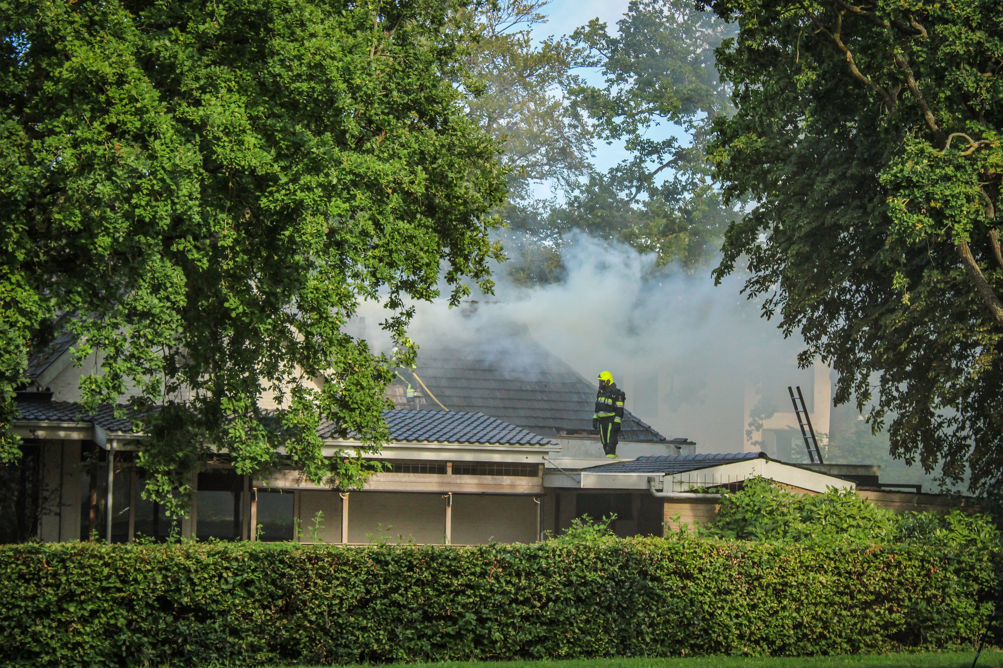 Grote brand in leegstaand pand aan de Commissieweg in Beetsterzwaag