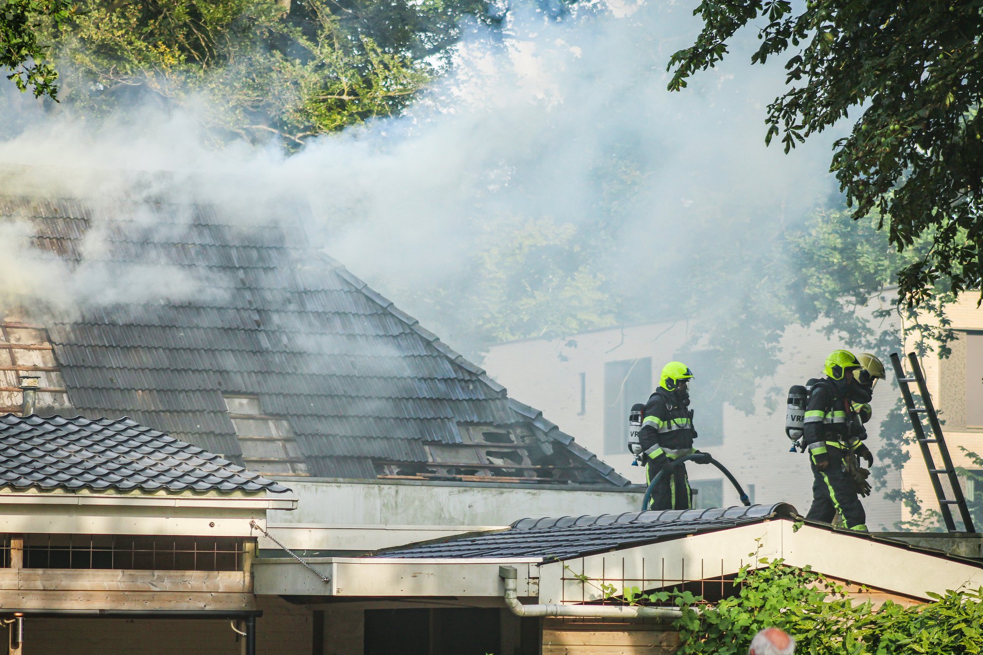 Grote brand in leegstaand pand aan de Commissieweg in Beetsterzwaag