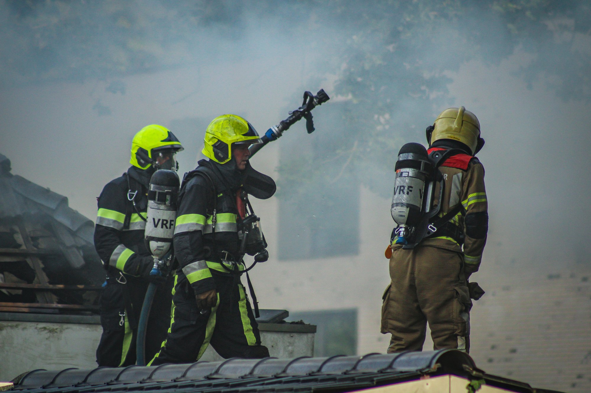 Grote brand in leegstaand pand aan de Commissieweg in Beetsterzwaag