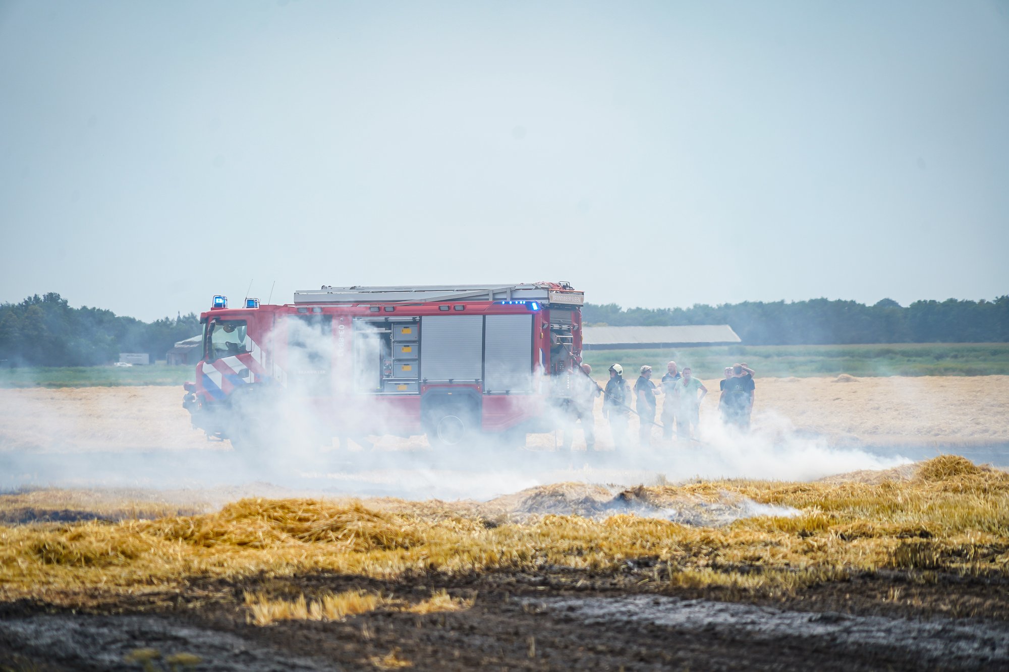 Grote inzet van brandweer bij akkerbrand in Emmen