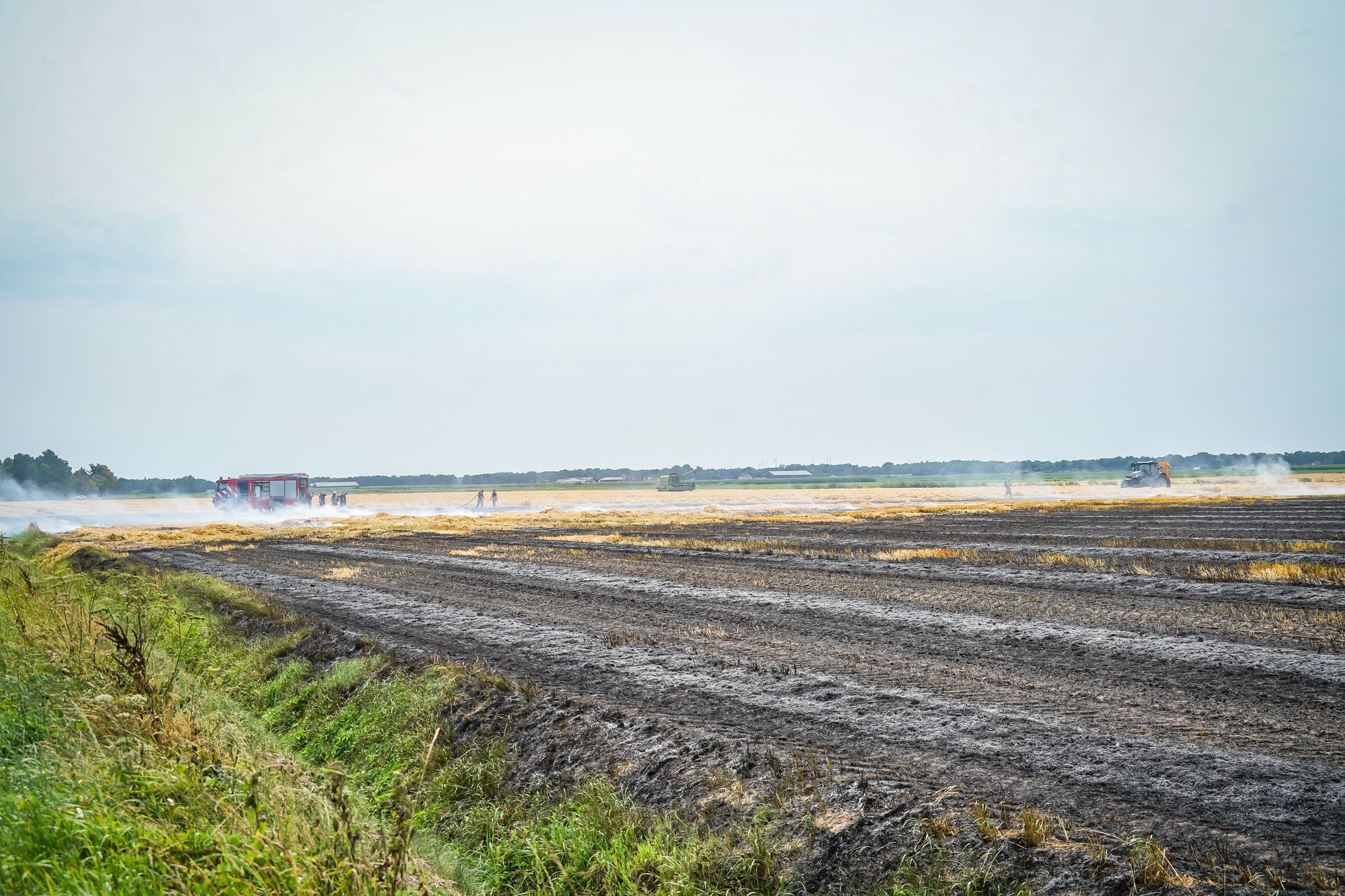 Grote inzet van brandweer bij akkerbrand in Emmen