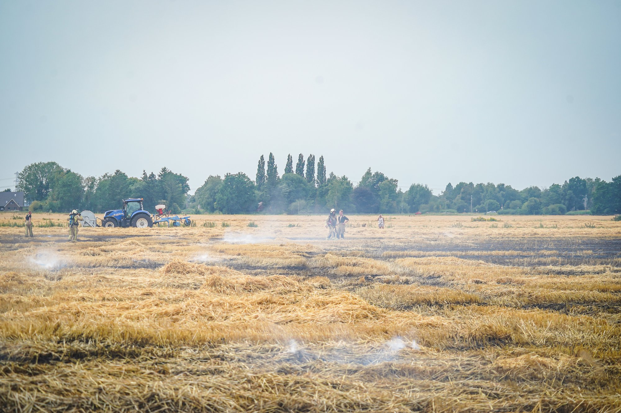 Grote inzet van brandweer bij akkerbrand in Emmen
