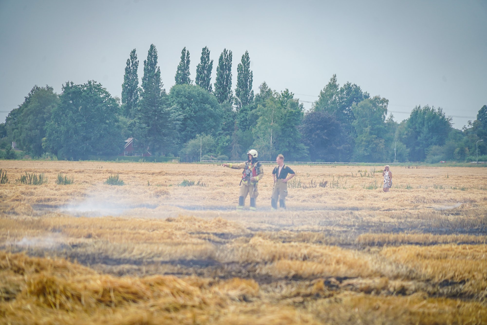 Grote inzet van brandweer bij akkerbrand in Emmen