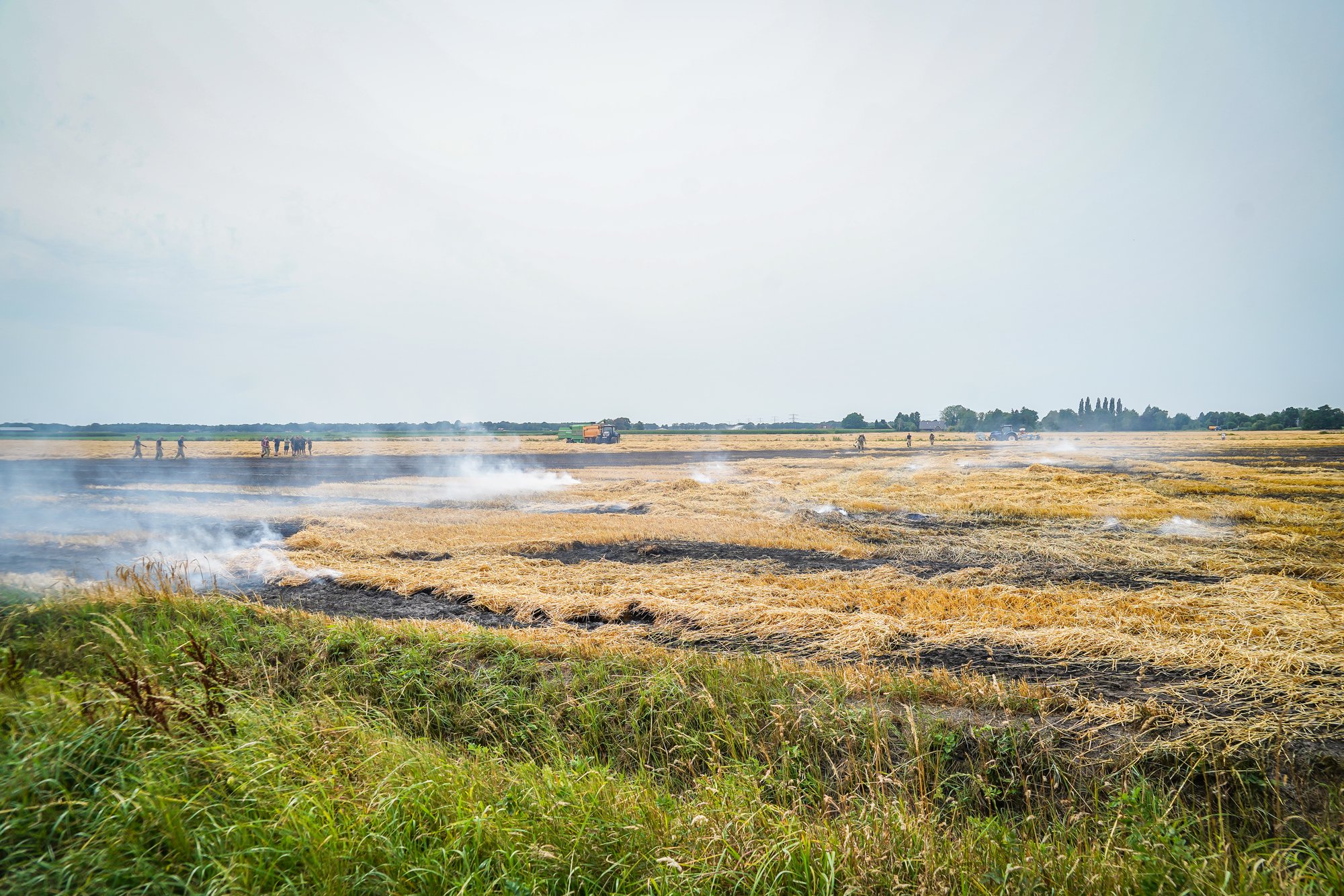 Grote inzet van brandweer bij akkerbrand in Emmen
