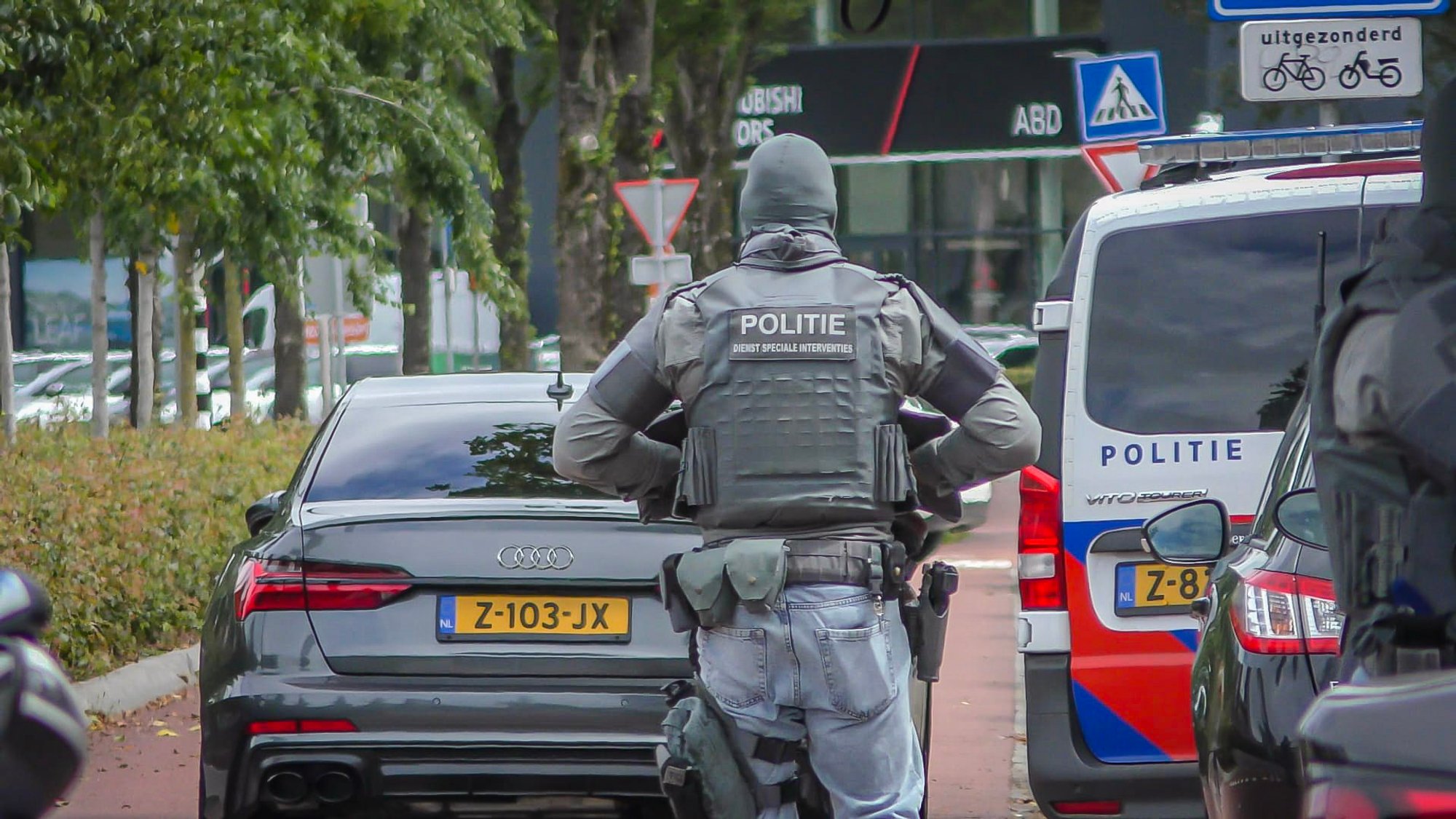 Grote politie-inzet en DSI na melding van mogelijk vuurwapen in Leeuwarden