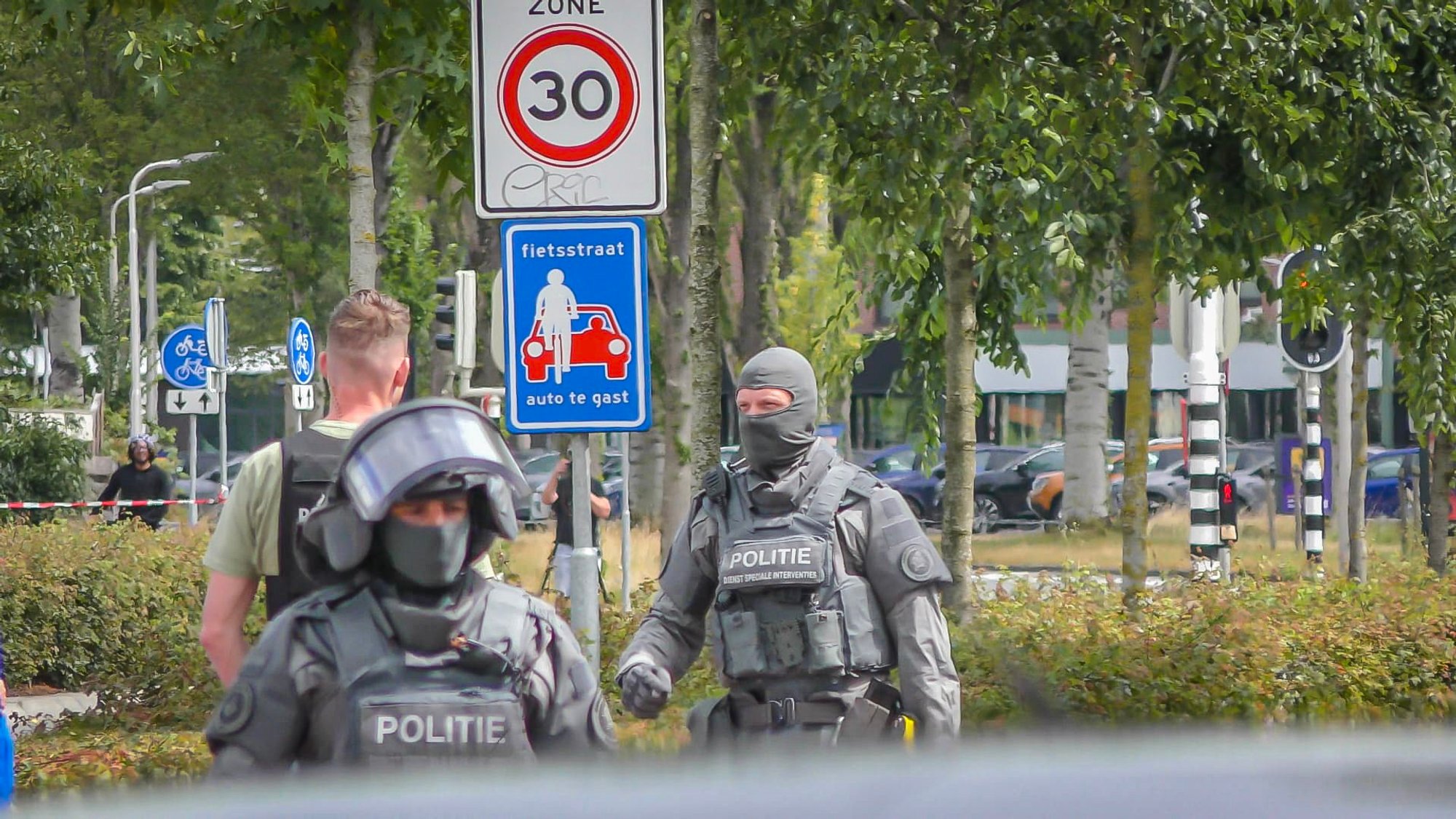 Grote politie-inzet en DSI na melding van mogelijk vuurwapen in Leeuwarden