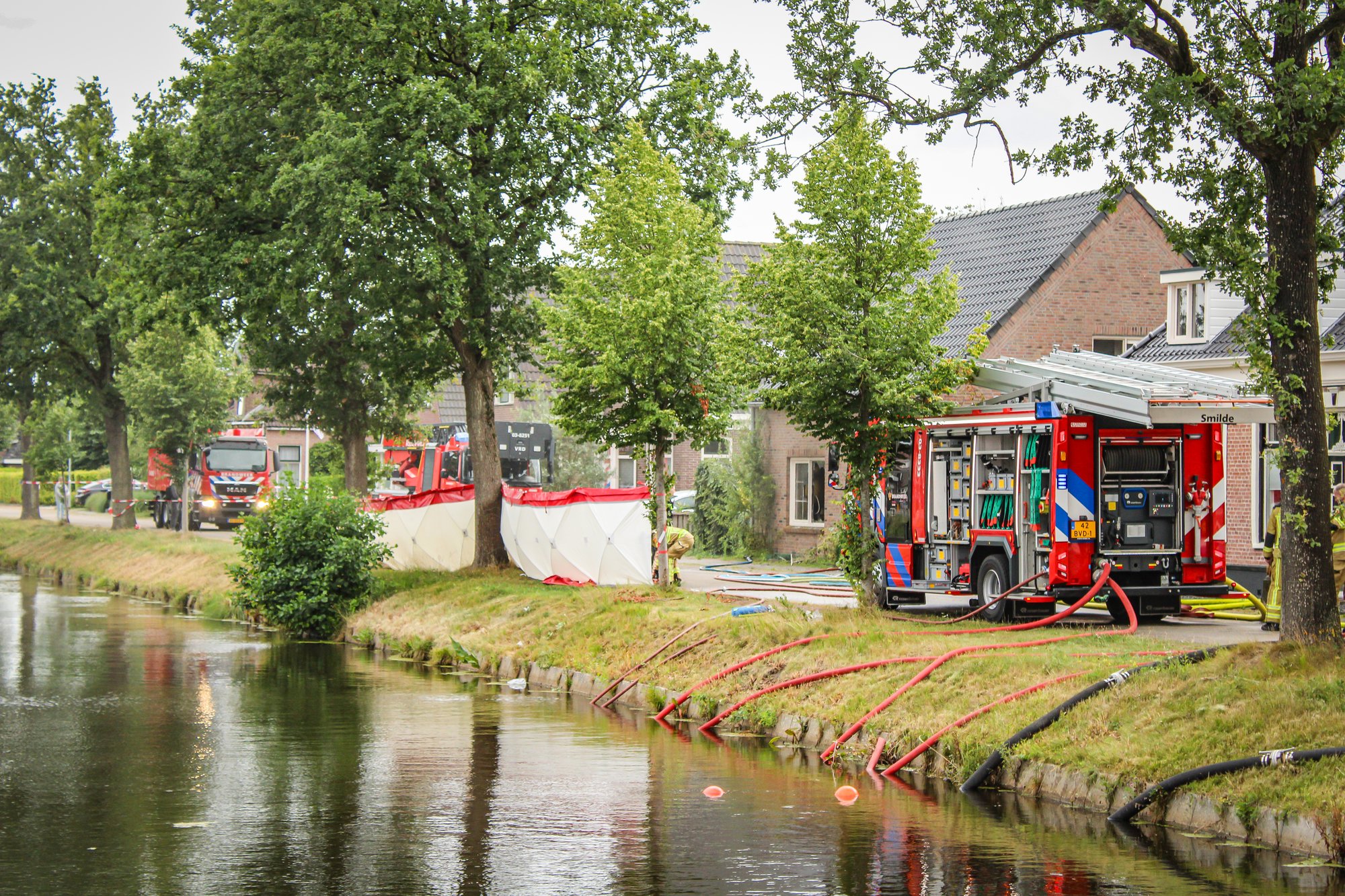 Grote woningbrand aan Kanaalweg, zichtschermen geplaatst