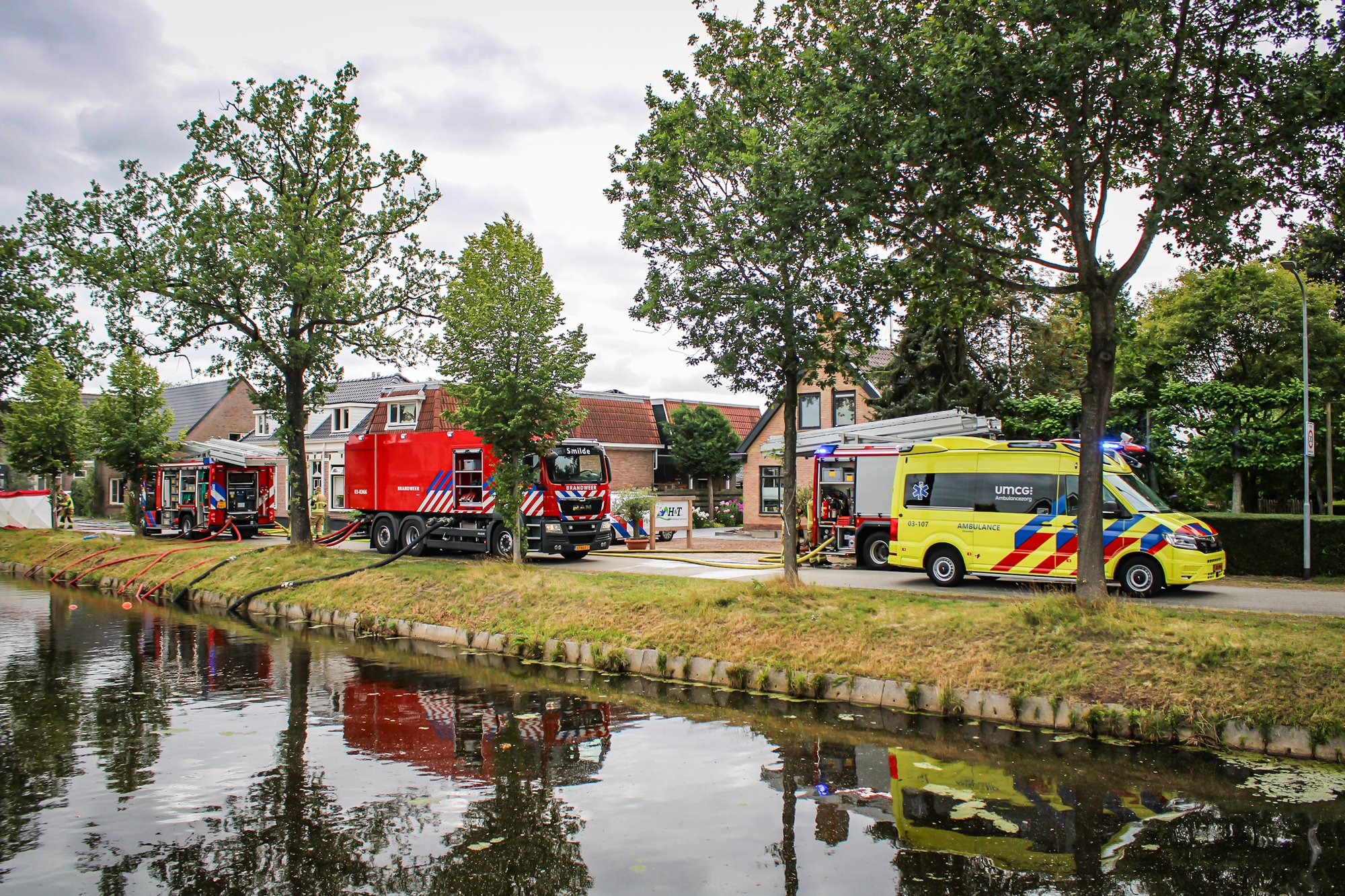 Grote woningbrand aan Kanaalweg, zichtschermen geplaatst