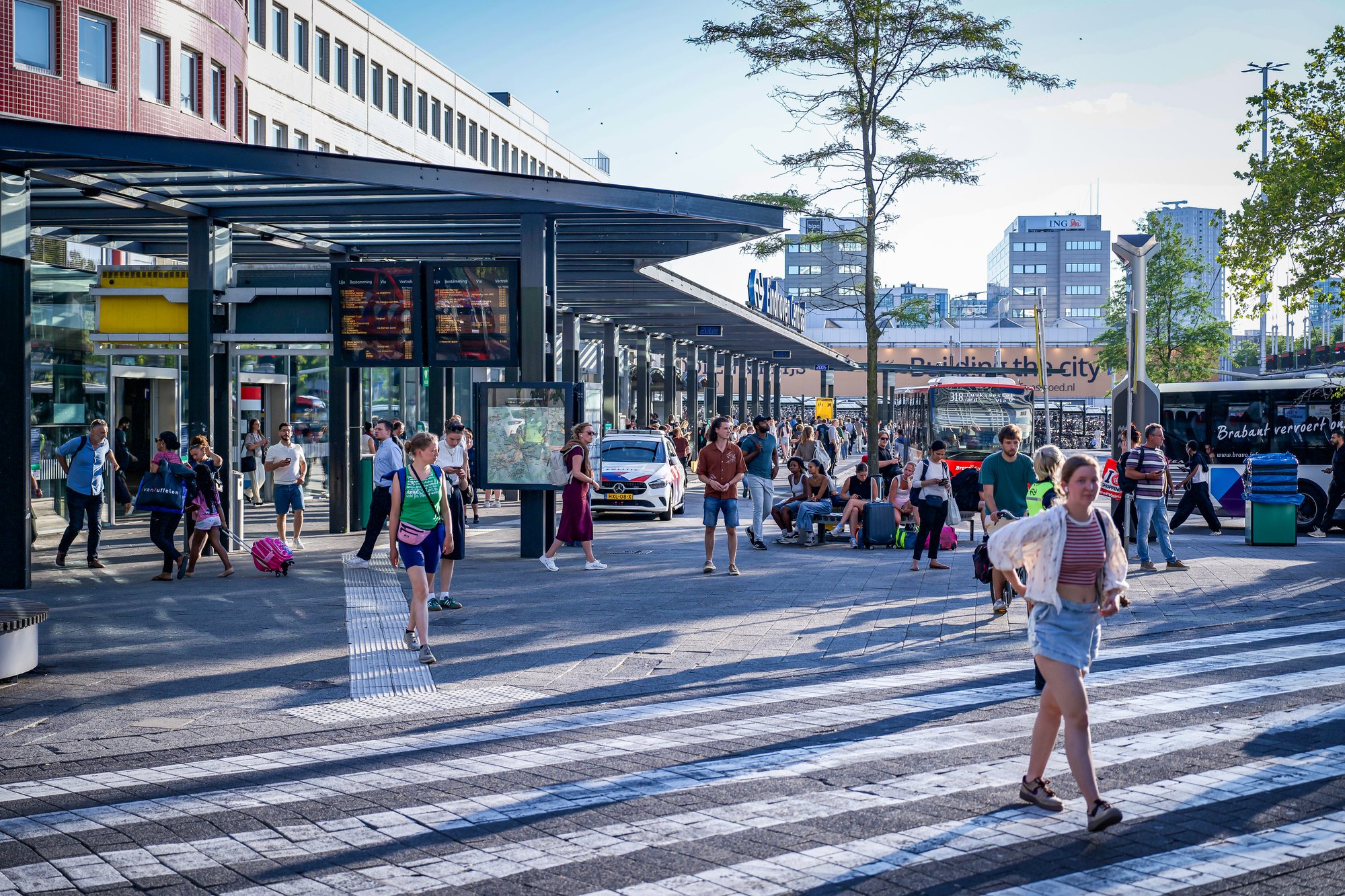Kennedyplein Eindhoven afgesloten na lekkage van onbekende vloeistof, hulpdiensten doen onderzoek