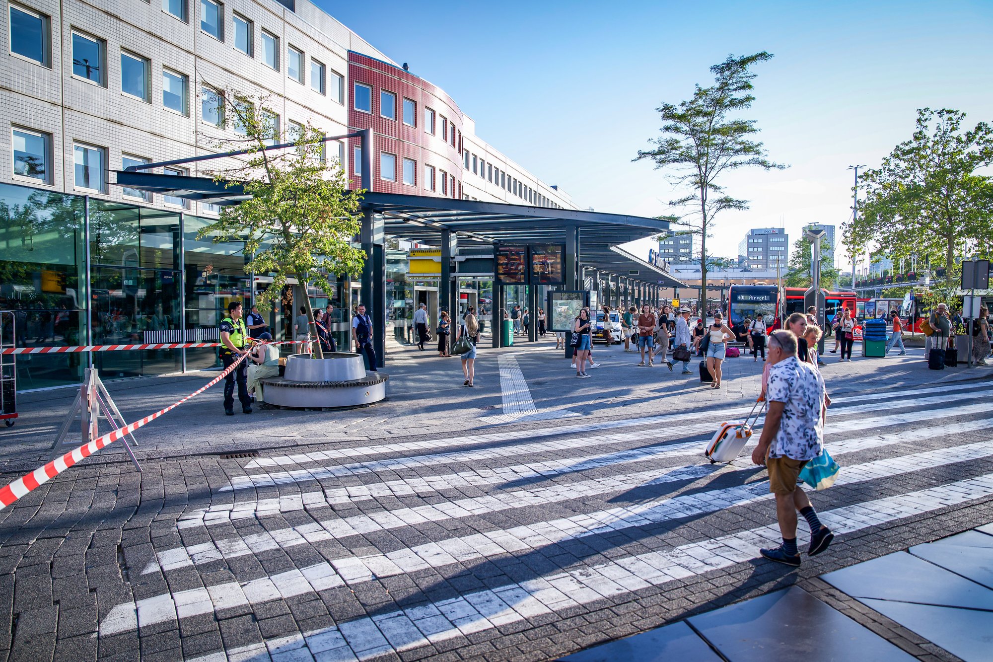 Kennedyplein Eindhoven afgesloten na lekkage van onbekende vloeistof, hulpdiensten doen onderzoek