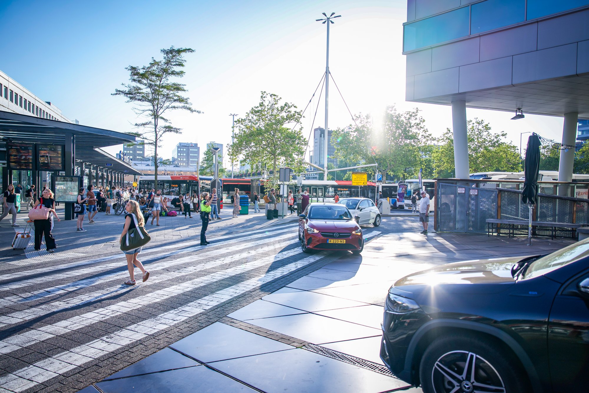 Kennedyplein Eindhoven afgesloten na lekkage van onbekende vloeistof, hulpdiensten doen onderzoek