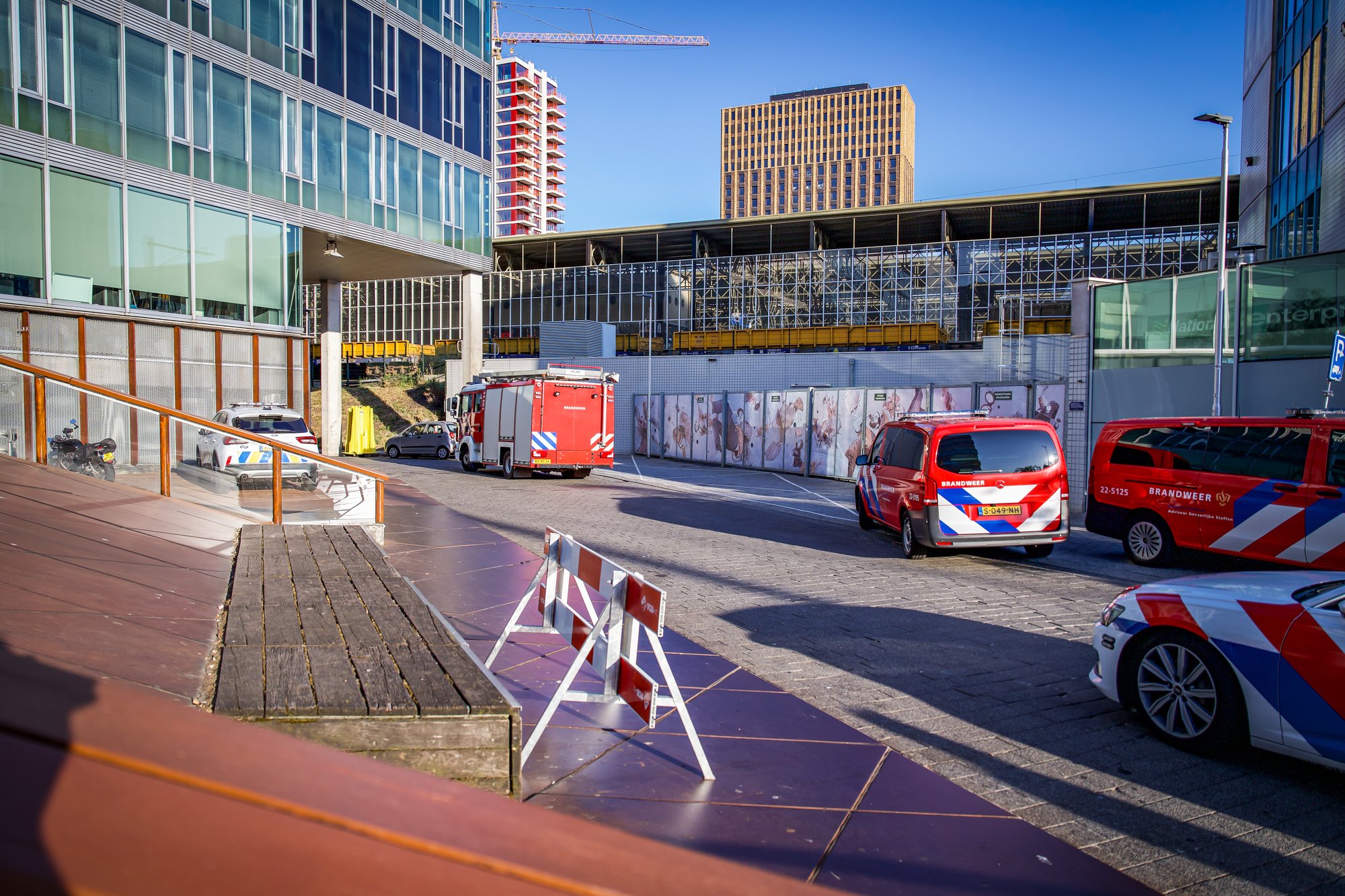 Kennedyplein Eindhoven afgesloten na lekkage van onbekende vloeistof, hulpdiensten doen onderzoek
