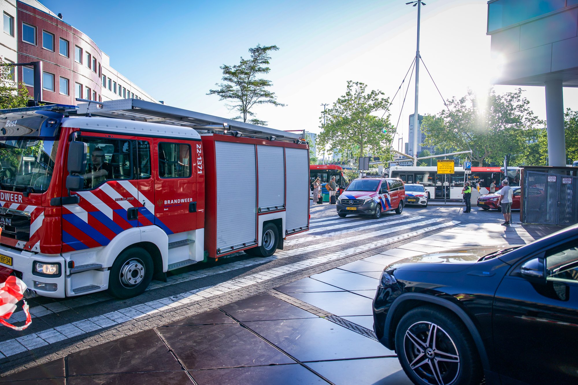 Kennedyplein Eindhoven afgesloten na lekkage van onbekende vloeistof, hulpdiensten doen onderzoek