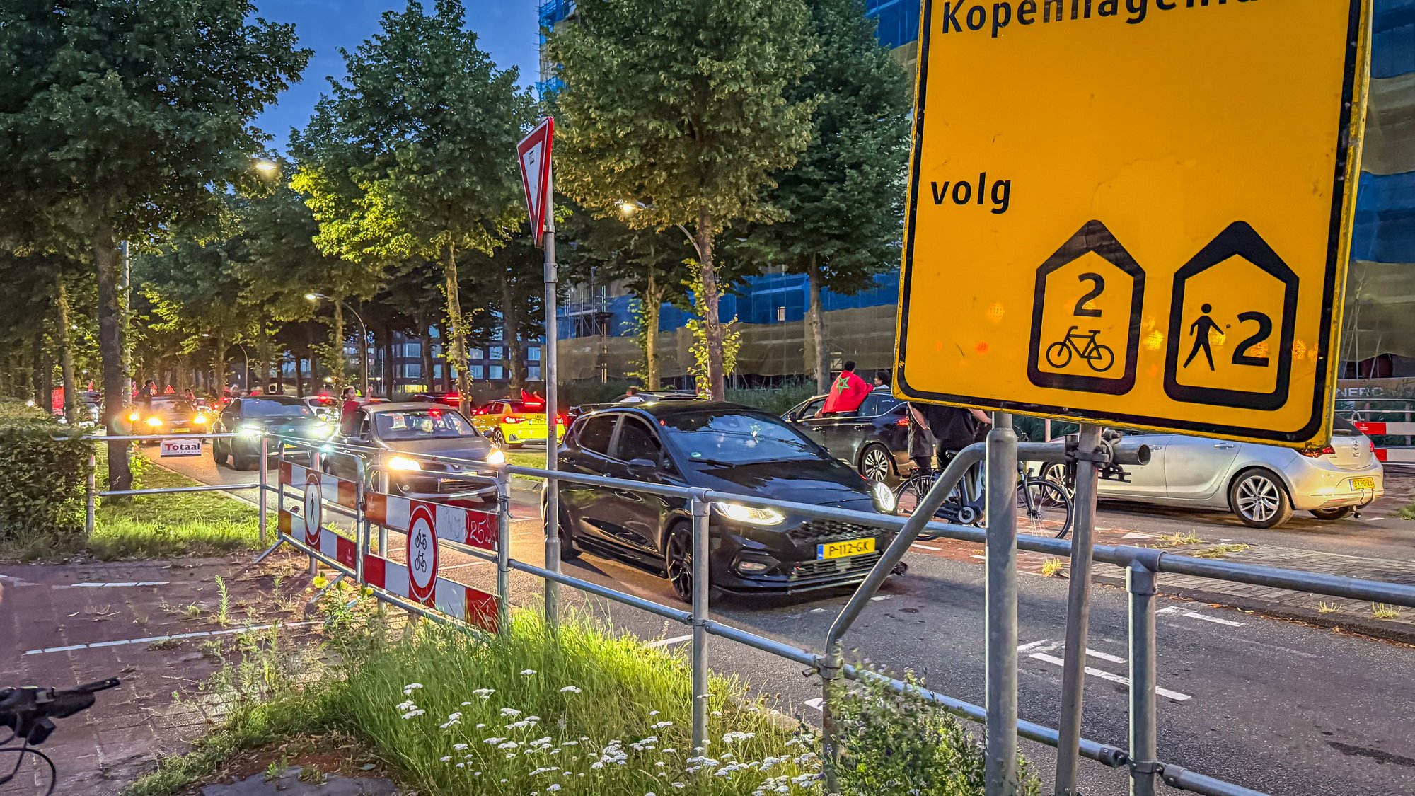 Marokkaanse overwinning op Canada zorgt voor feestelijke autostoet in Lelystad