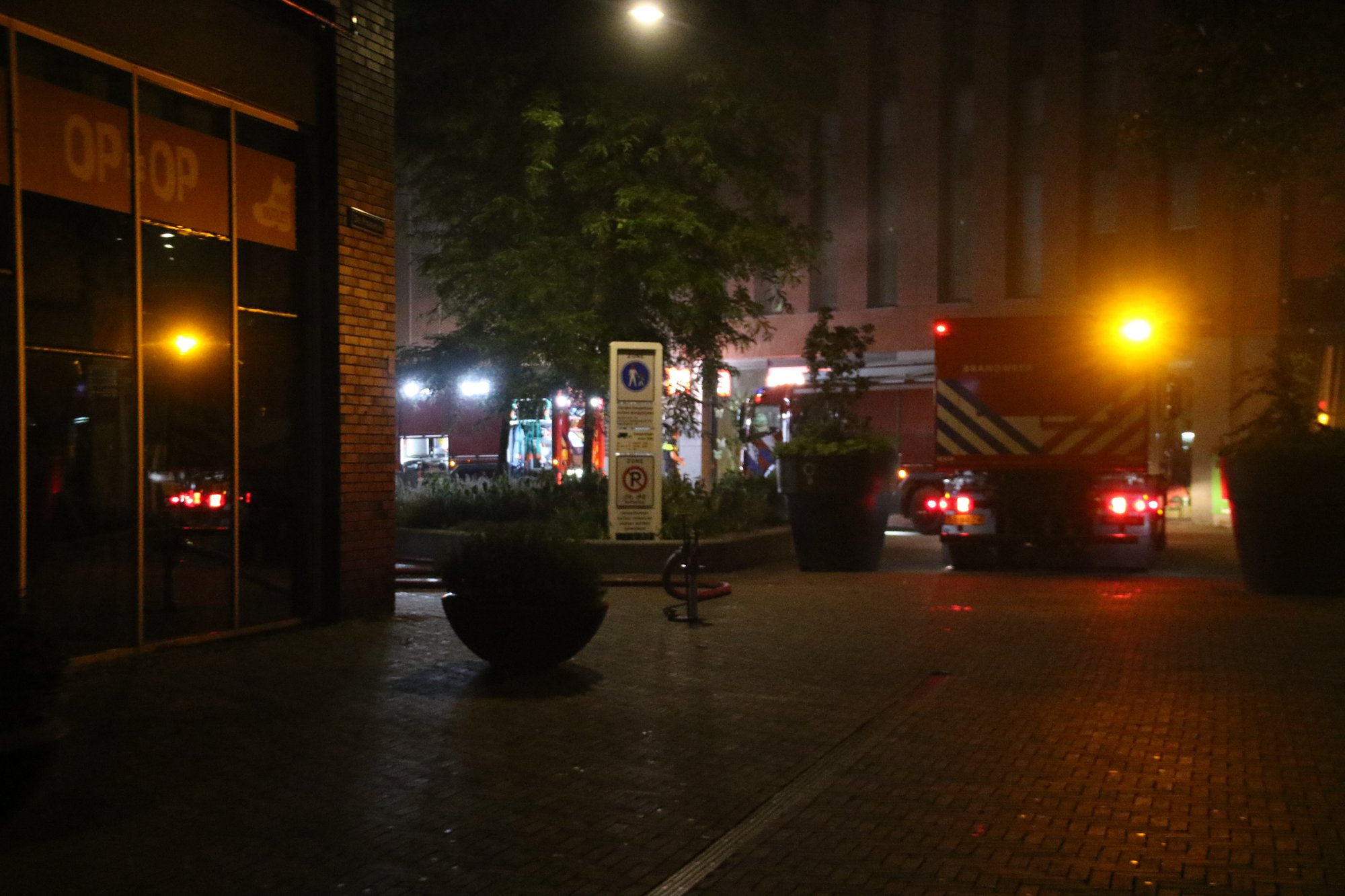 Middelbrand bij winkelpand aan De Promesse in Lelystad