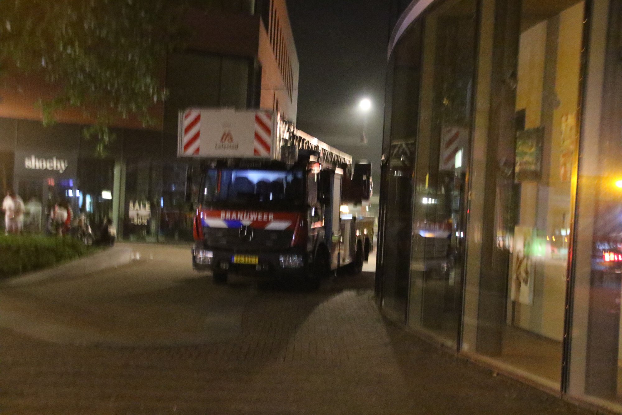 Middelbrand bij winkelpand aan De Promesse in Lelystad