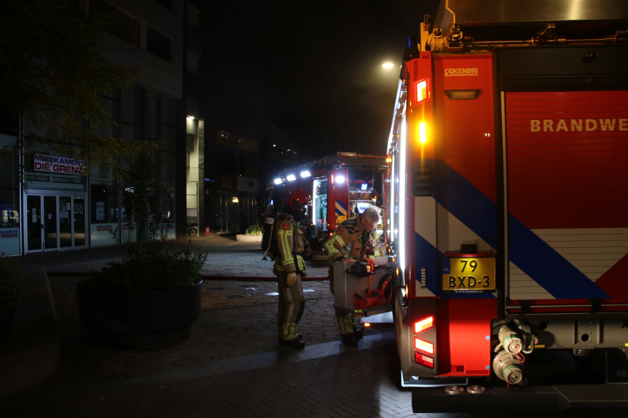 Middelbrand bij winkelpand aan De Promesse in Lelystad