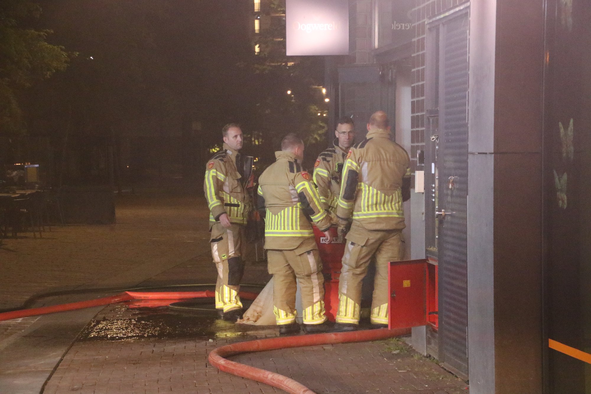 Middelbrand bij winkelpand aan De Promesse in Lelystad