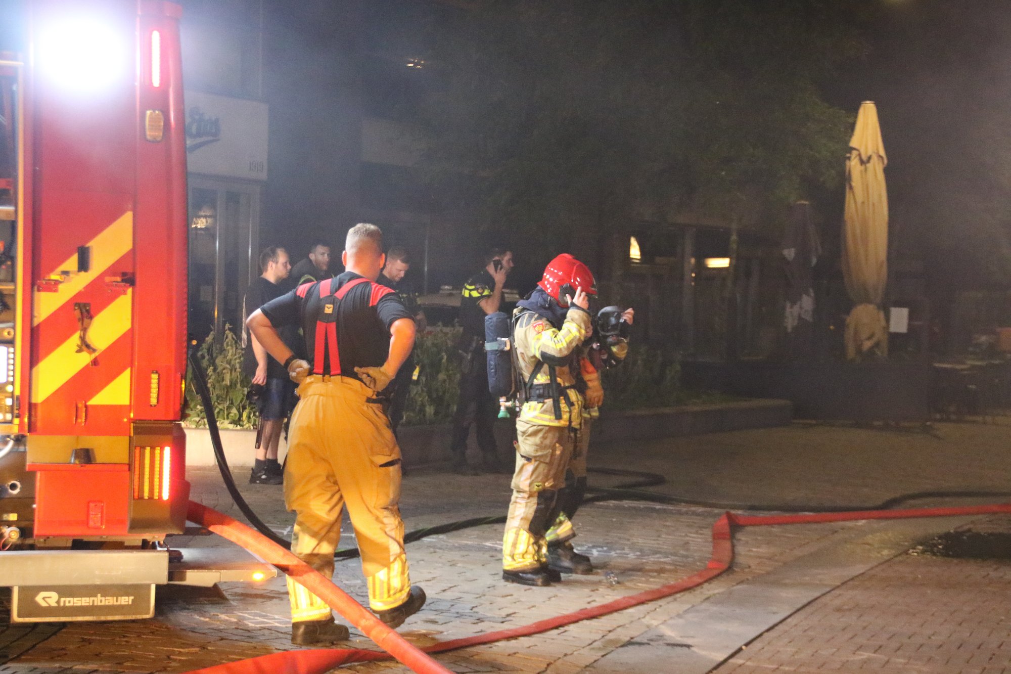 Middelbrand bij winkelpand aan De Promesse in Lelystad