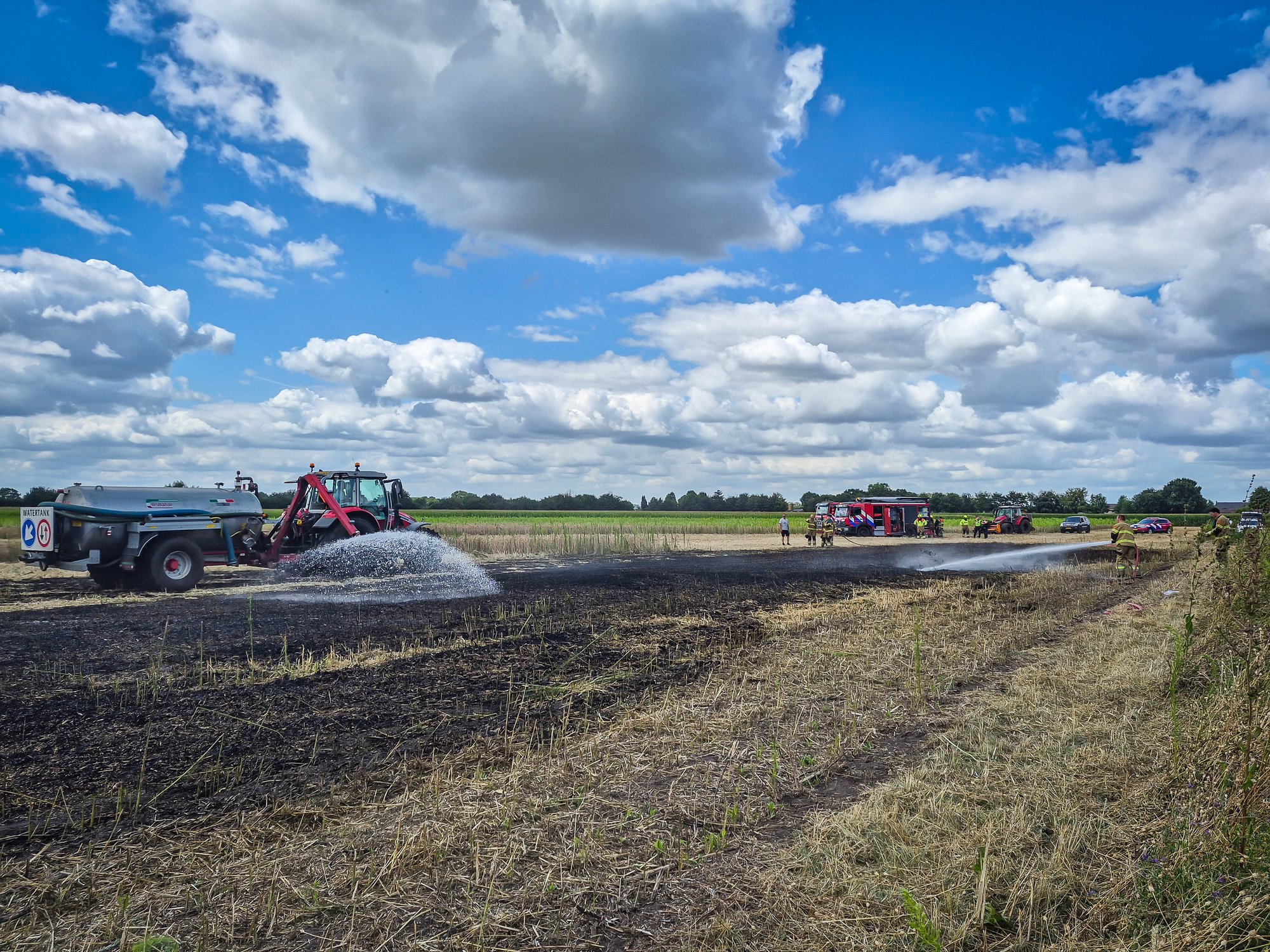 Ongeveer 300 vierkante meter tarweveld afgebrand bij brand in Boekel