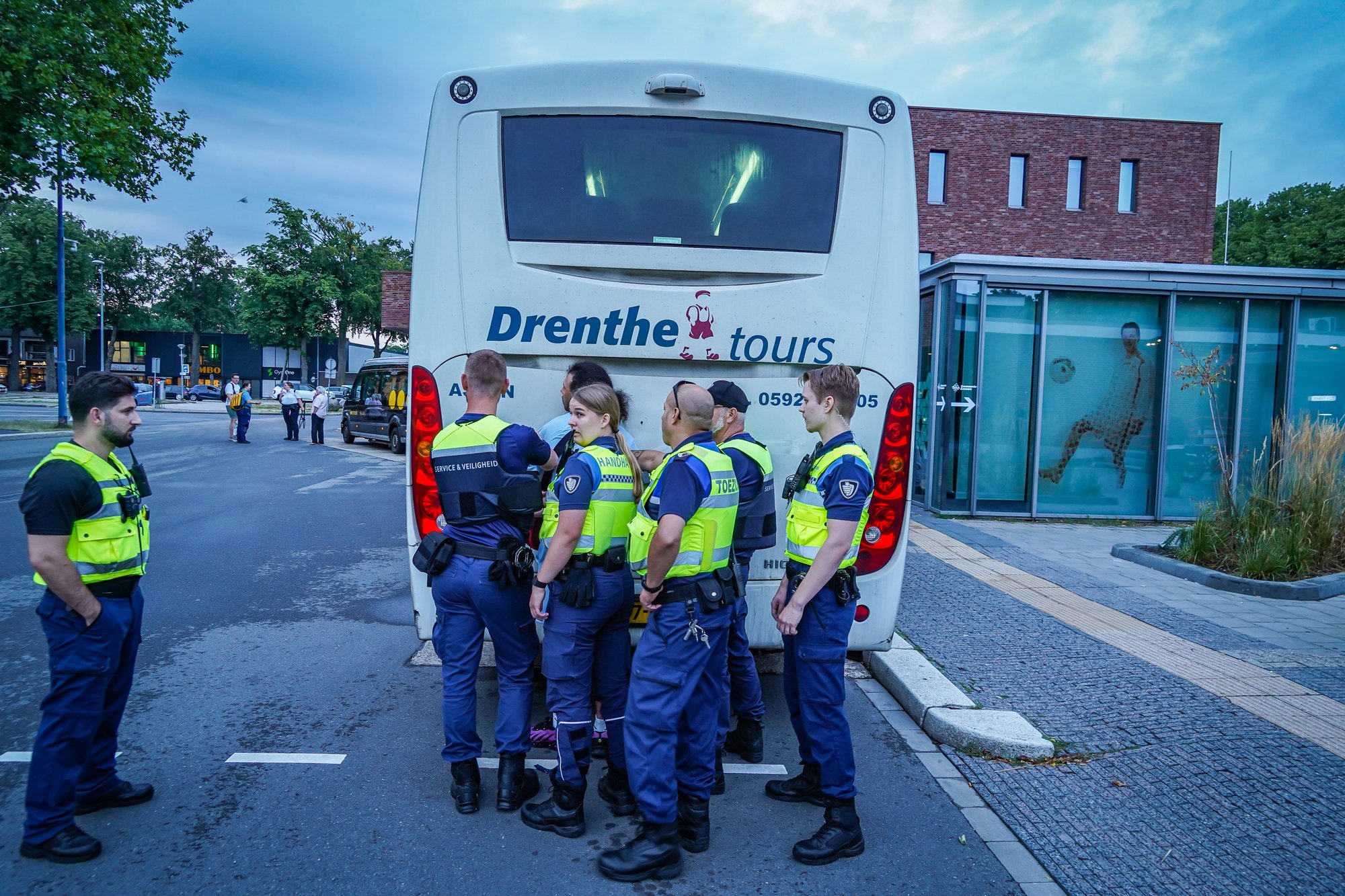 Persoon aangehouden na urenlange overlast op stationsplein in Emmen