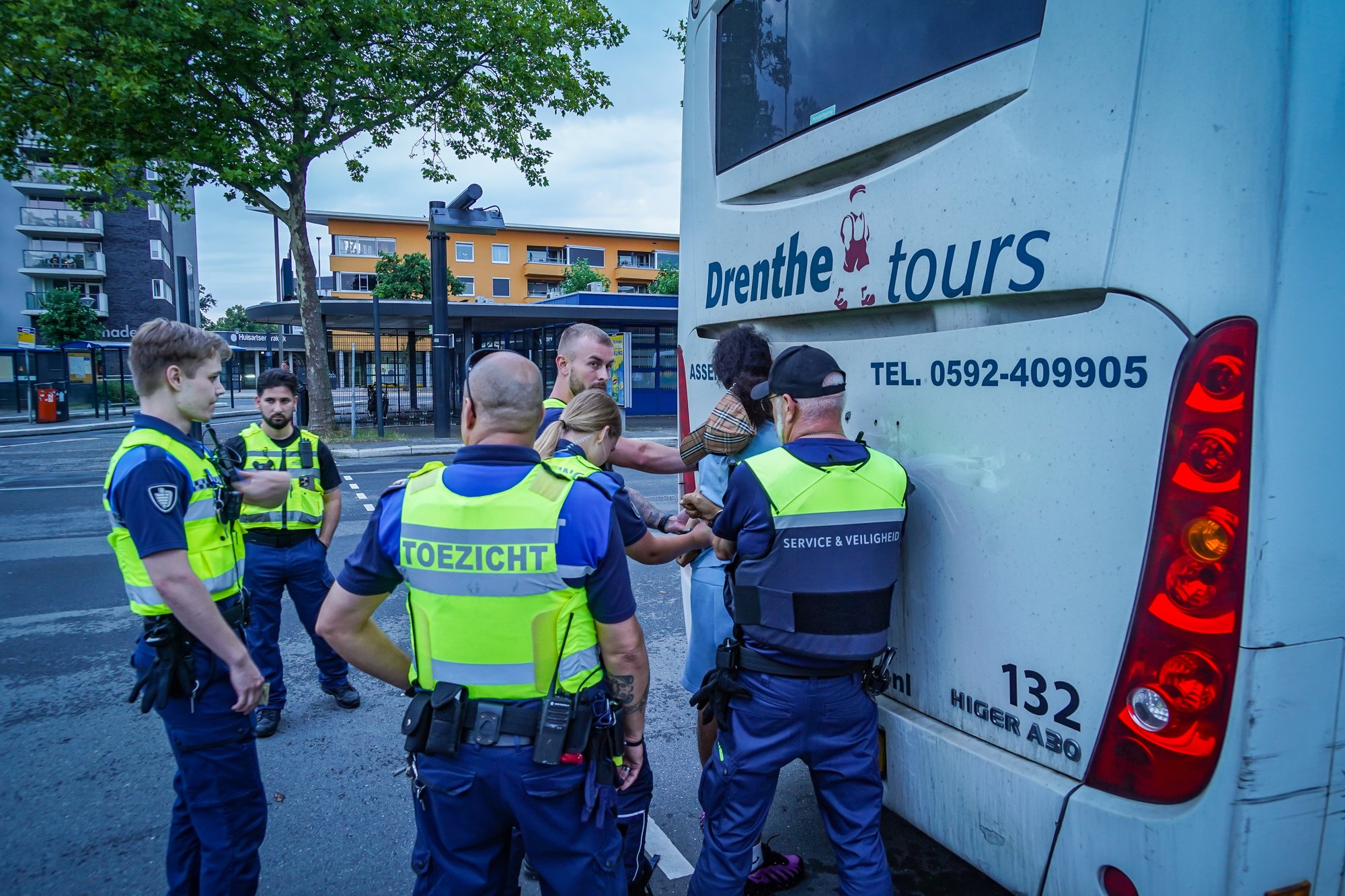 Persoon aangehouden na urenlange overlast op stationsplein in Emmen