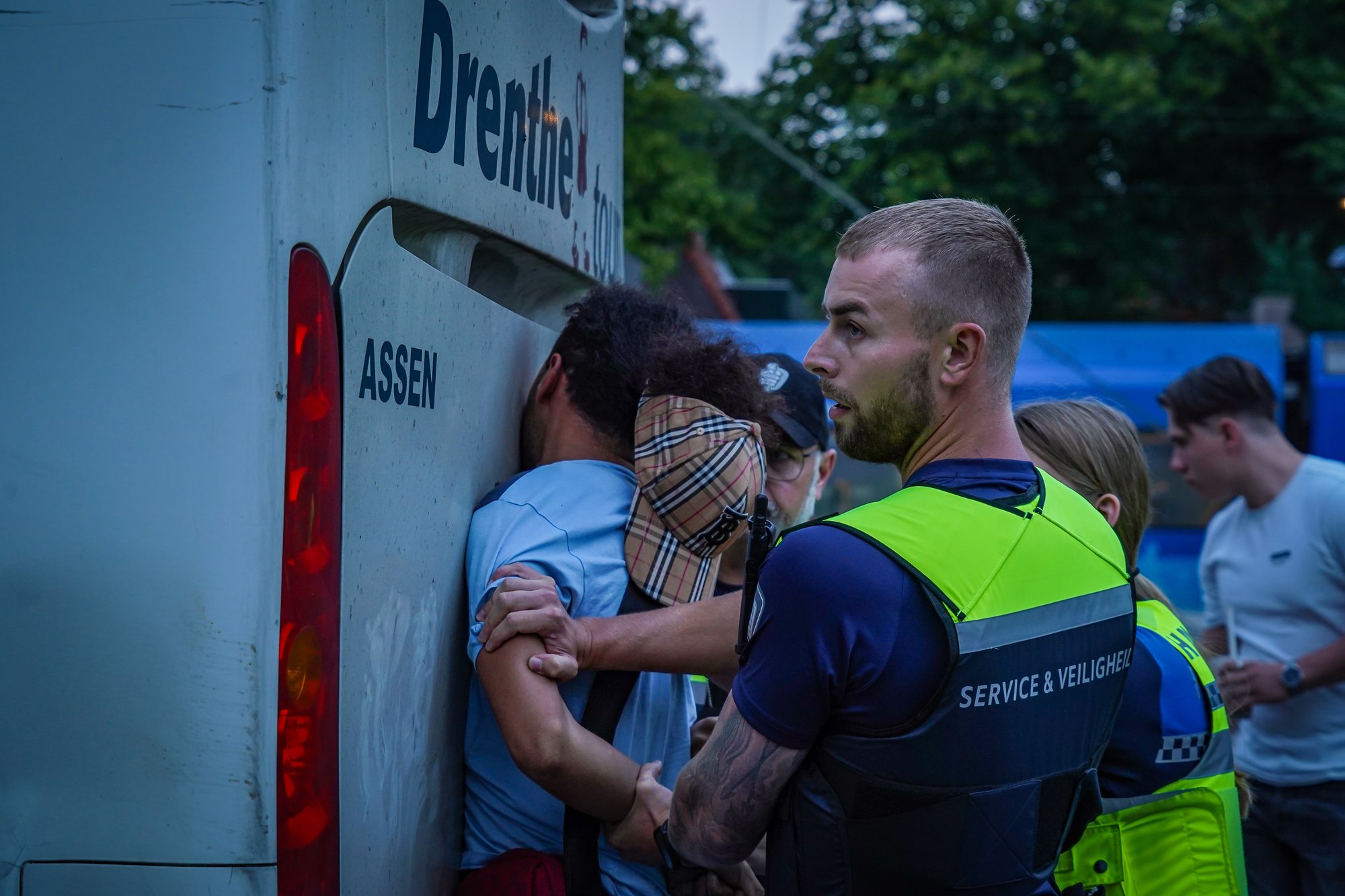 Persoon aangehouden na urenlange overlast op stationsplein in Emmen