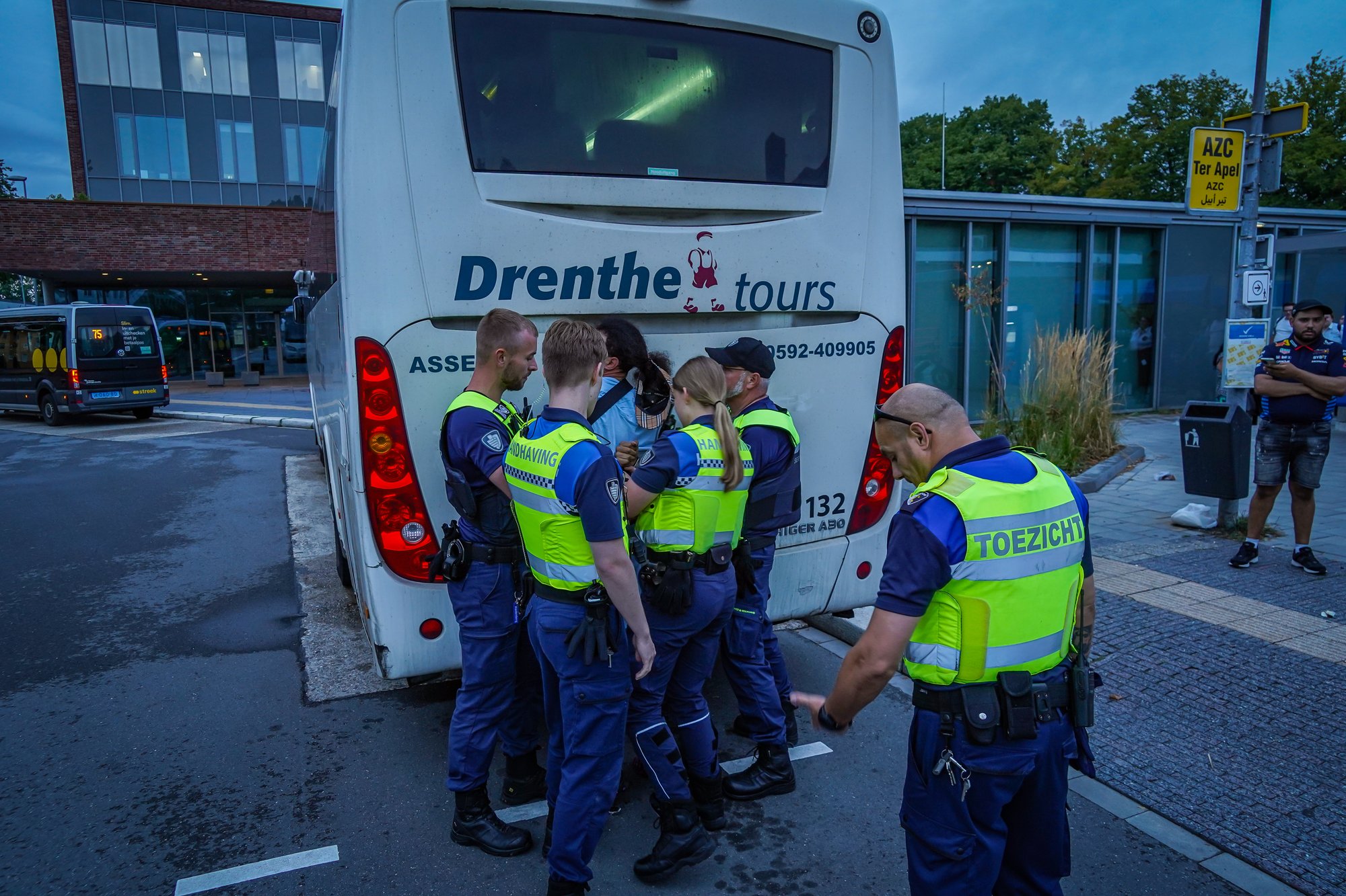 Persoon aangehouden na urenlange overlast op stationsplein in Emmen