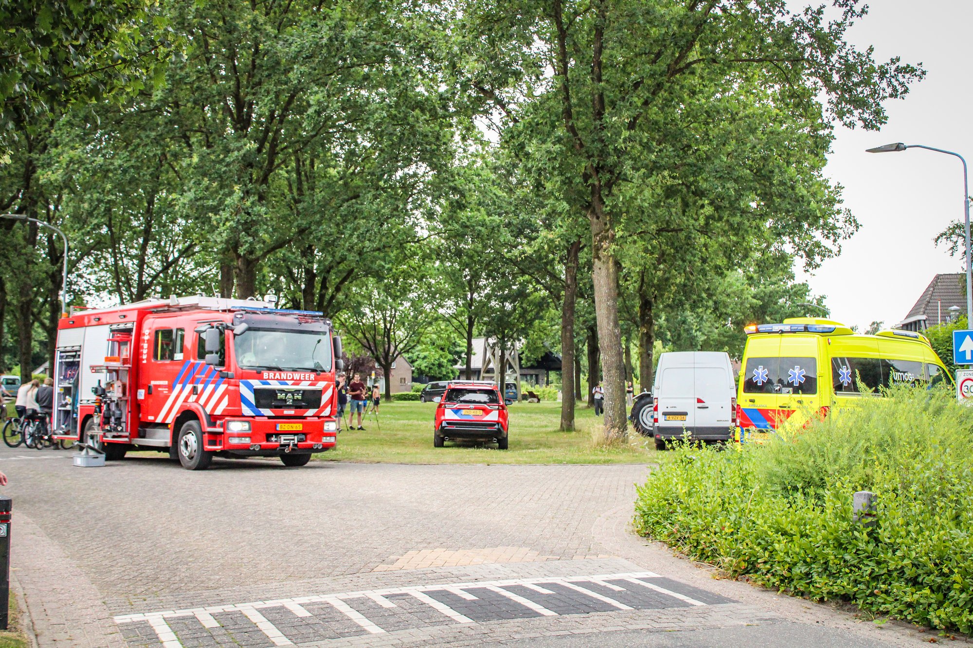 Persoon bekneld geraakt bij ongeval in boerderij aan Dorpsstraat in Hijken, slachtoffer met spoed naar ziekenhuis