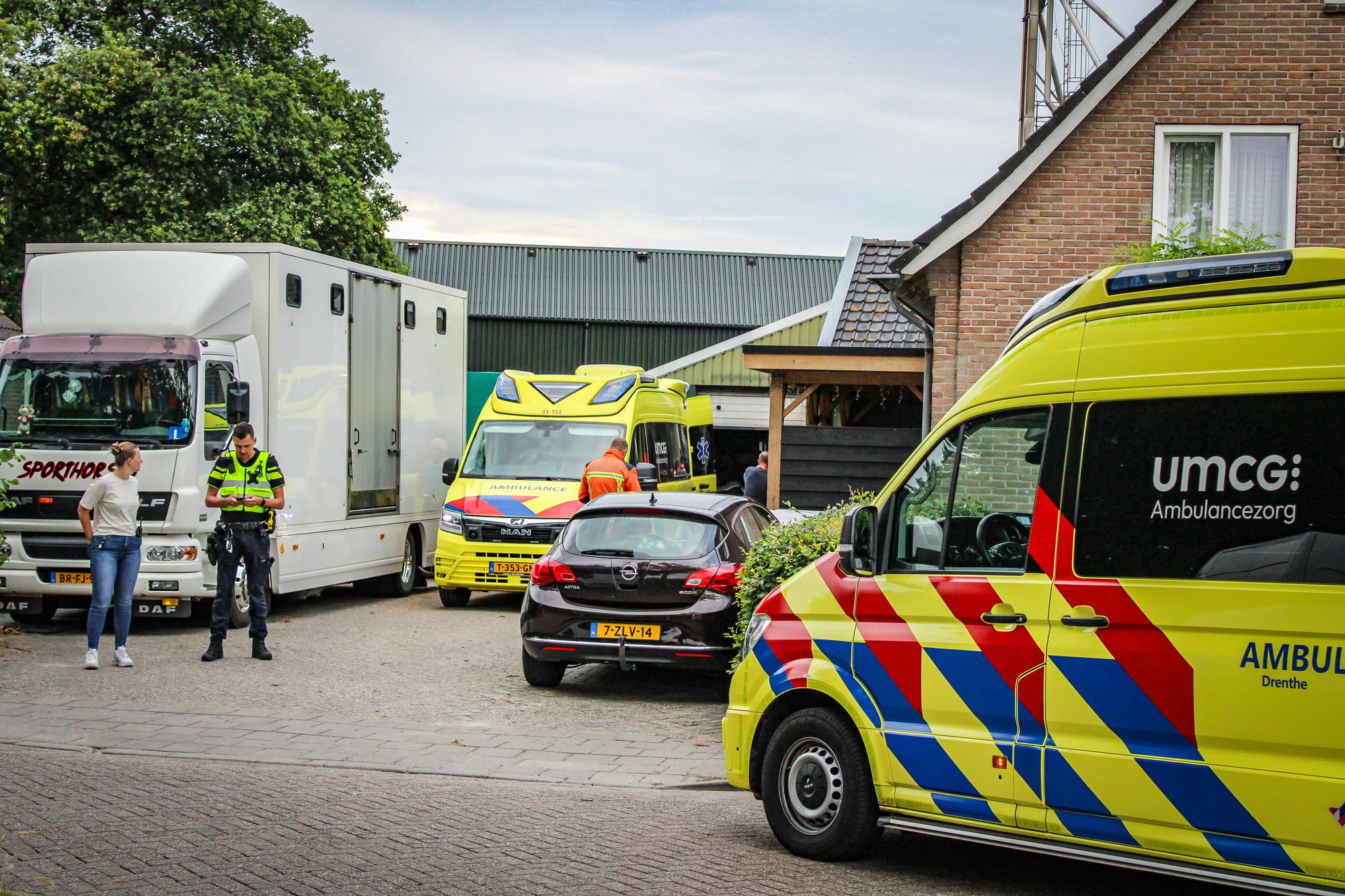 Persoon bekneld geraakt bij ongeval in boerderij aan Dorpsstraat in Hijken, slachtoffer met spoed naar ziekenhuis