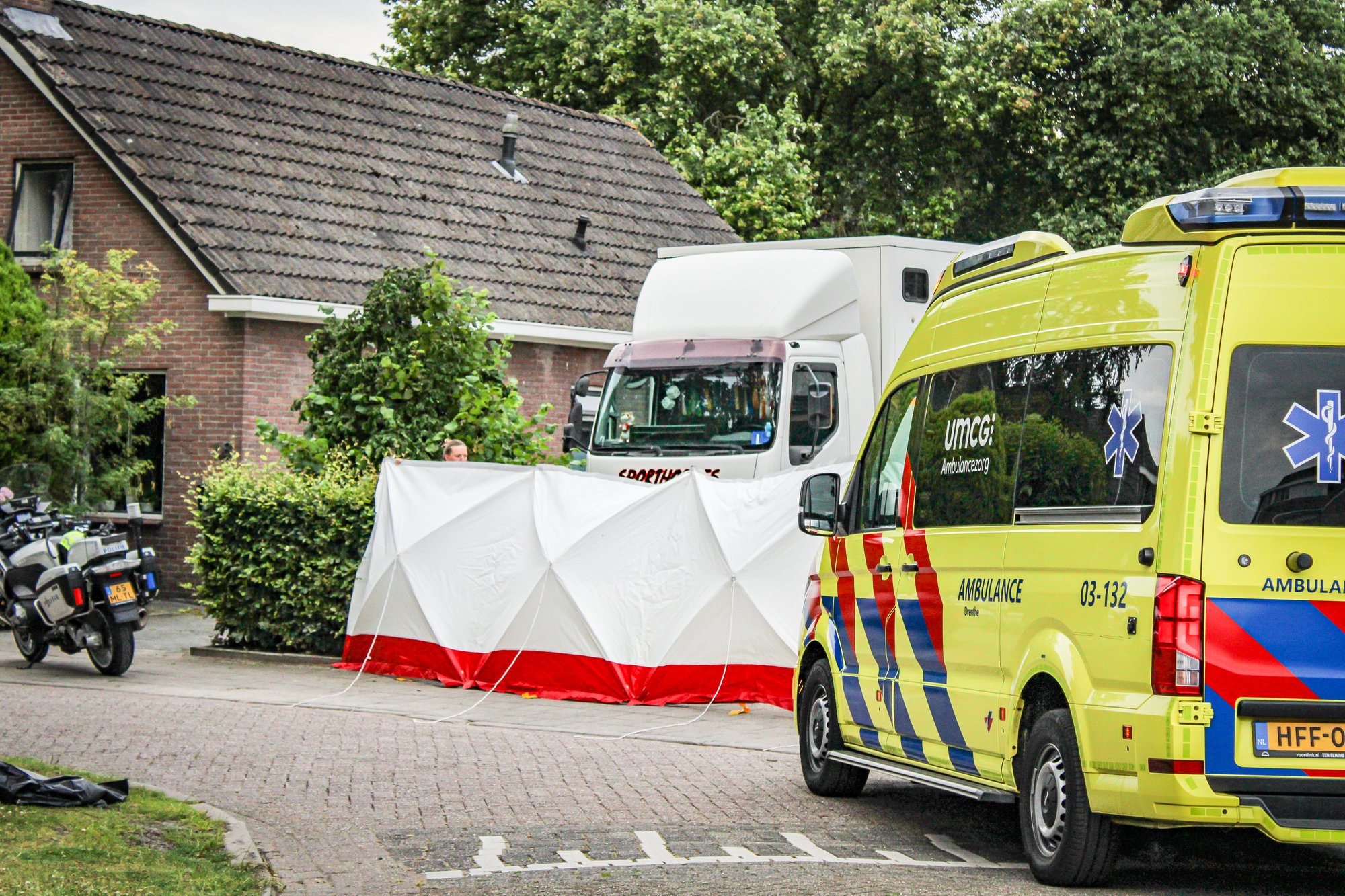 Persoon bekneld geraakt bij ongeval in boerderij aan Dorpsstraat in Hijken, slachtoffer met spoed naar ziekenhuis