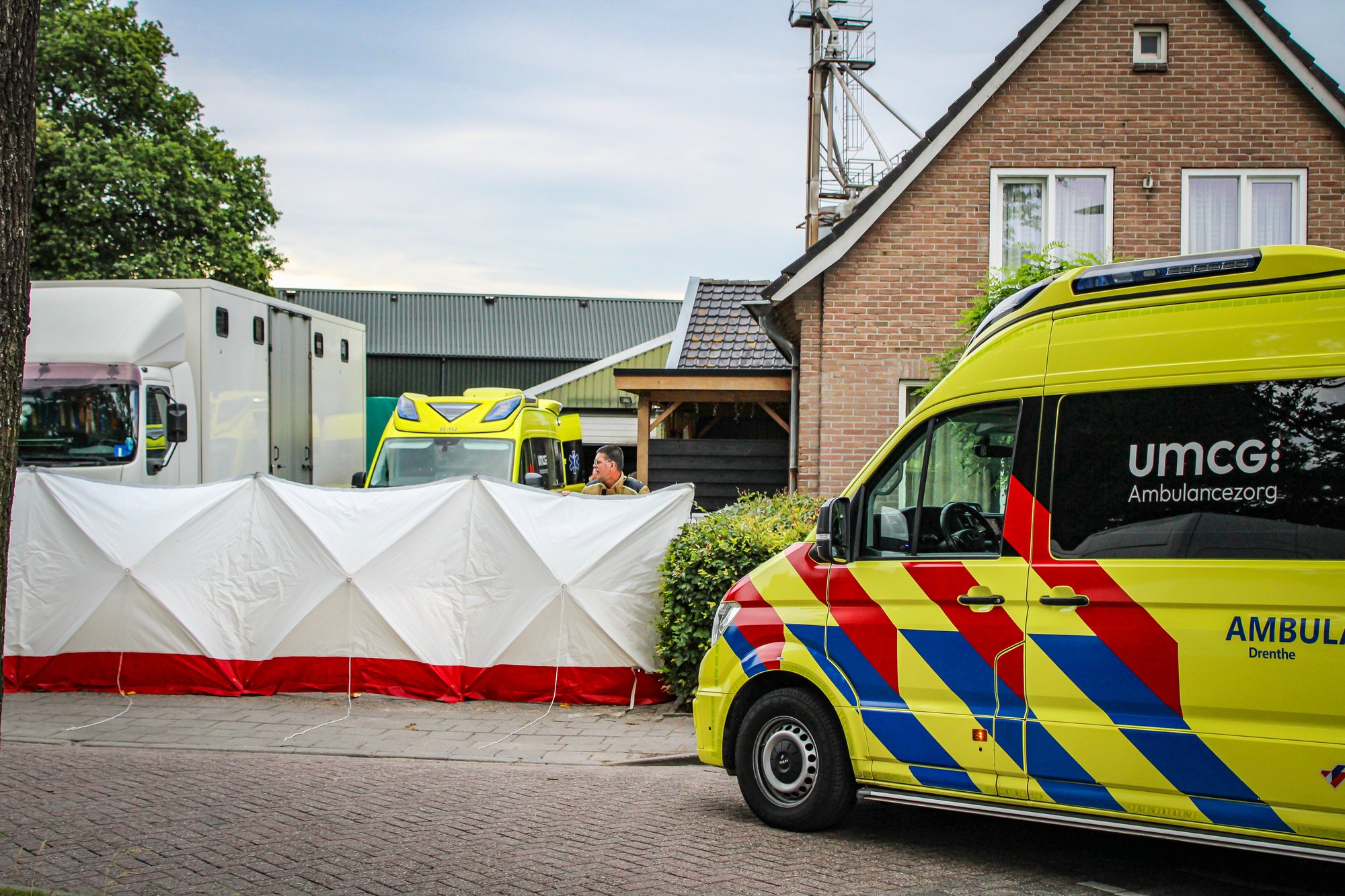 Persoon bekneld geraakt bij ongeval in boerderij aan Dorpsstraat in Hijken, slachtoffer met spoed naar ziekenhuis