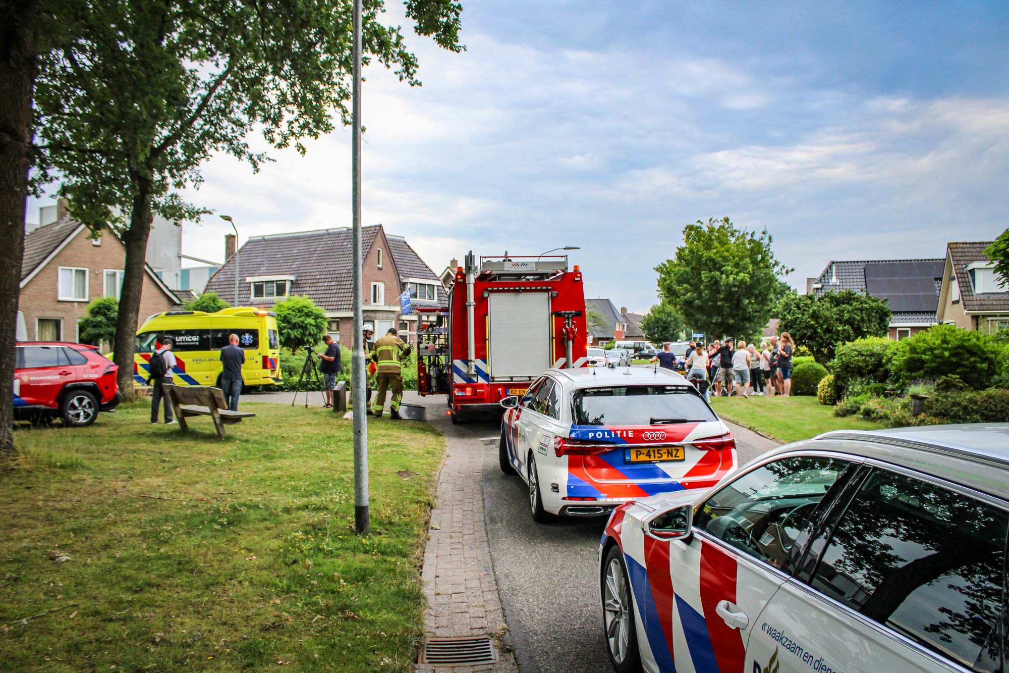 Persoon bekneld geraakt bij ongeval in boerderij aan Dorpsstraat in Hijken, slachtoffer met spoed naar ziekenhuis