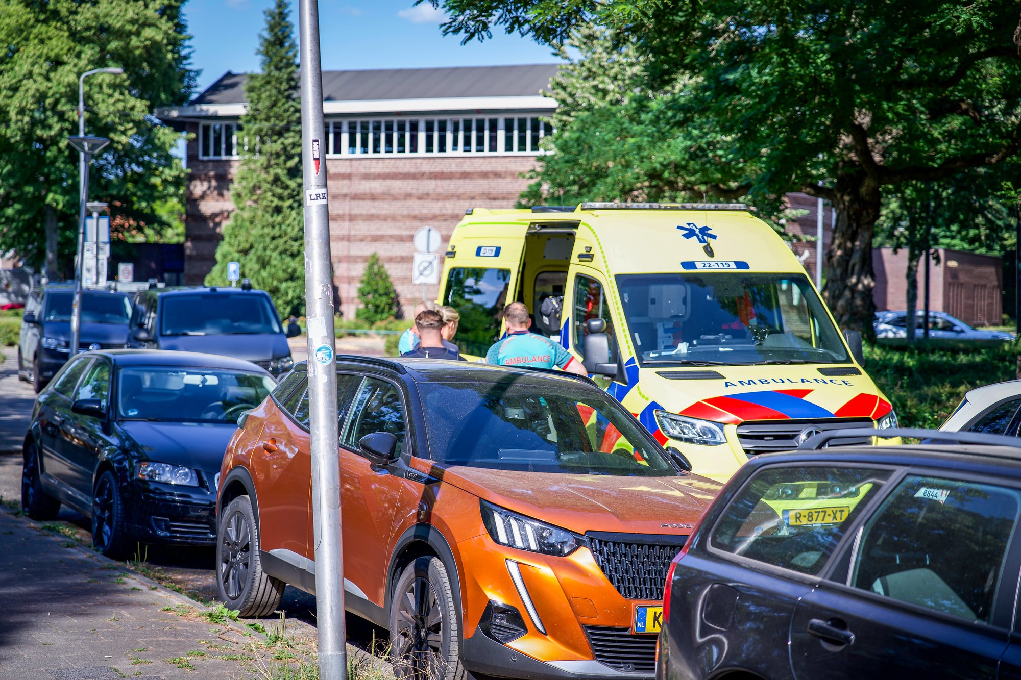 Persoon overleden na aanrijding met trein op station Eindhoven Strijp-S, agente onwel tijdens inzet