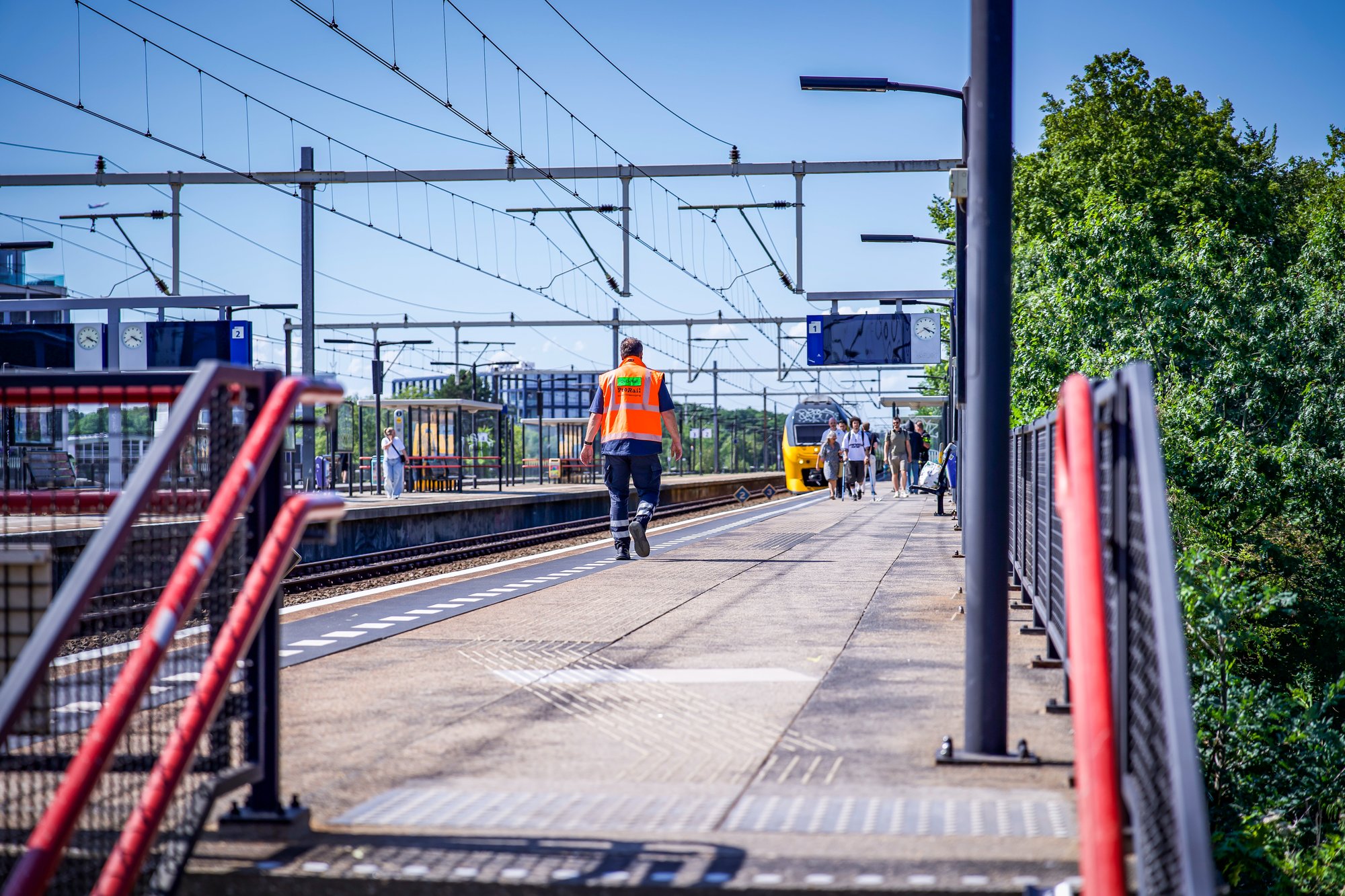 Persoon overleden na aanrijding met trein op station Eindhoven Strijp-S, agente onwel tijdens inzet