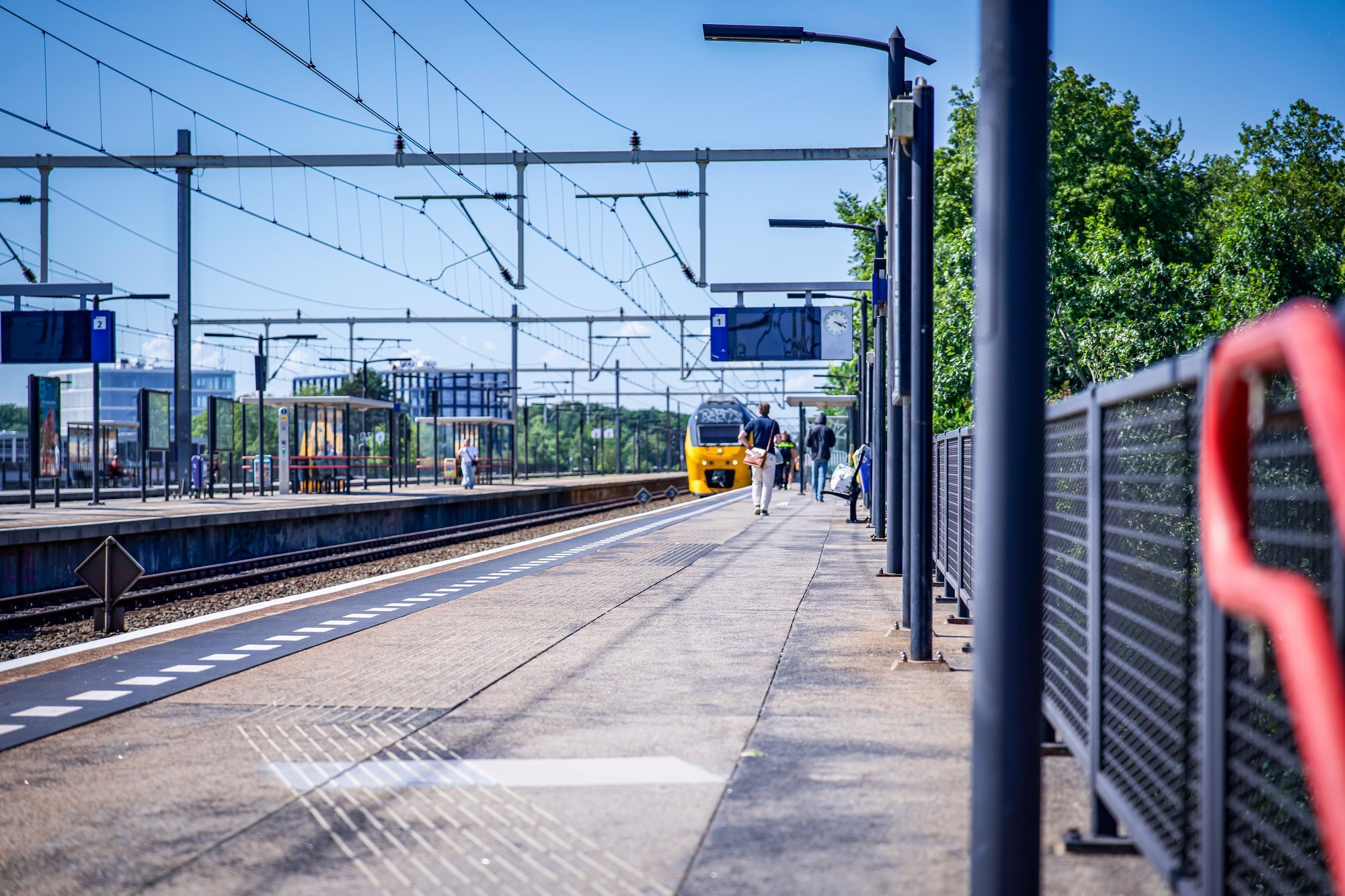 Persoon overleden na aanrijding met trein op station Eindhoven Strijp-S, agente onwel tijdens inzet