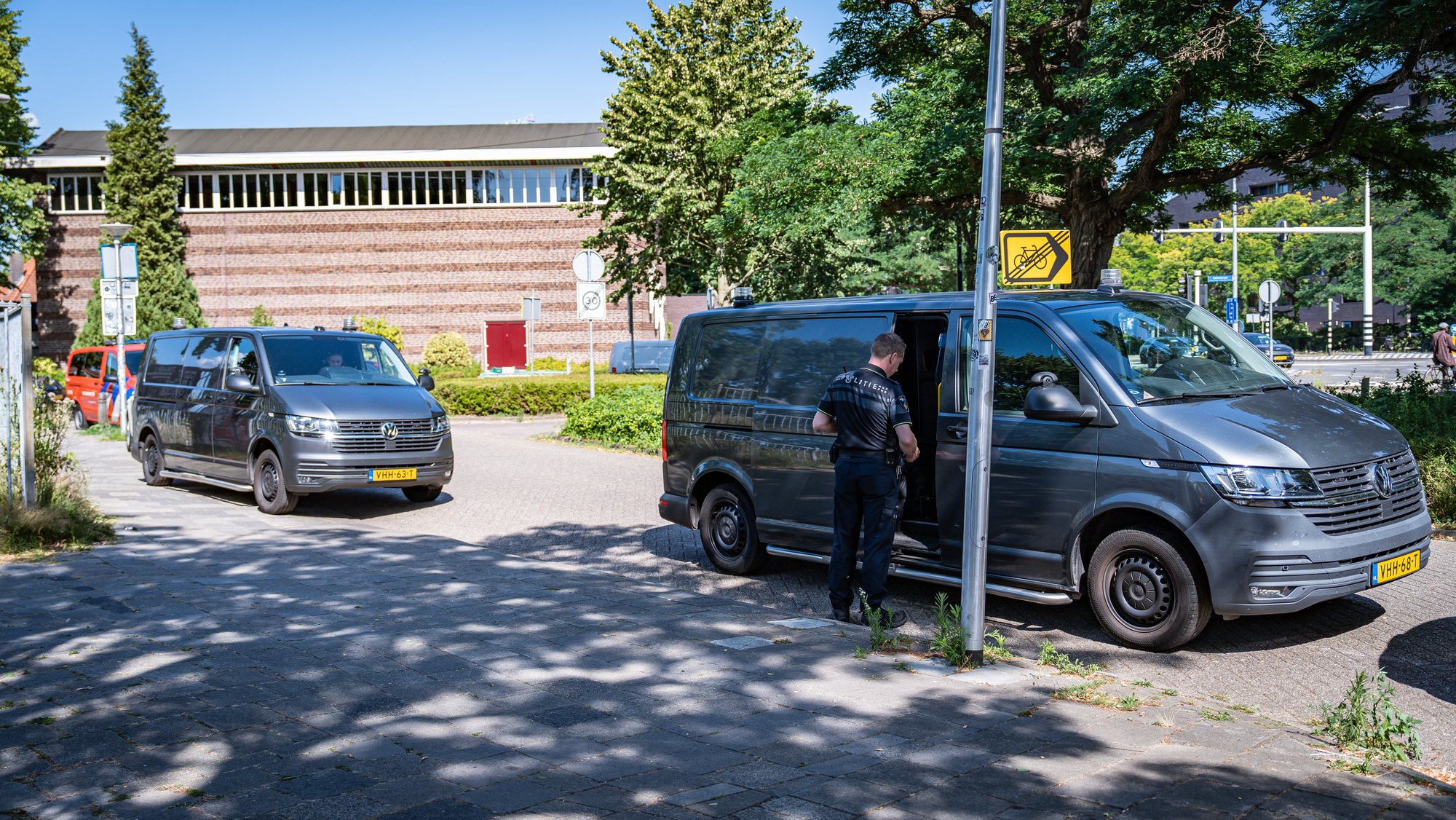 Persoon overleden na aanrijding met trein op station Eindhoven Strijp-S, agente onwel tijdens inzet