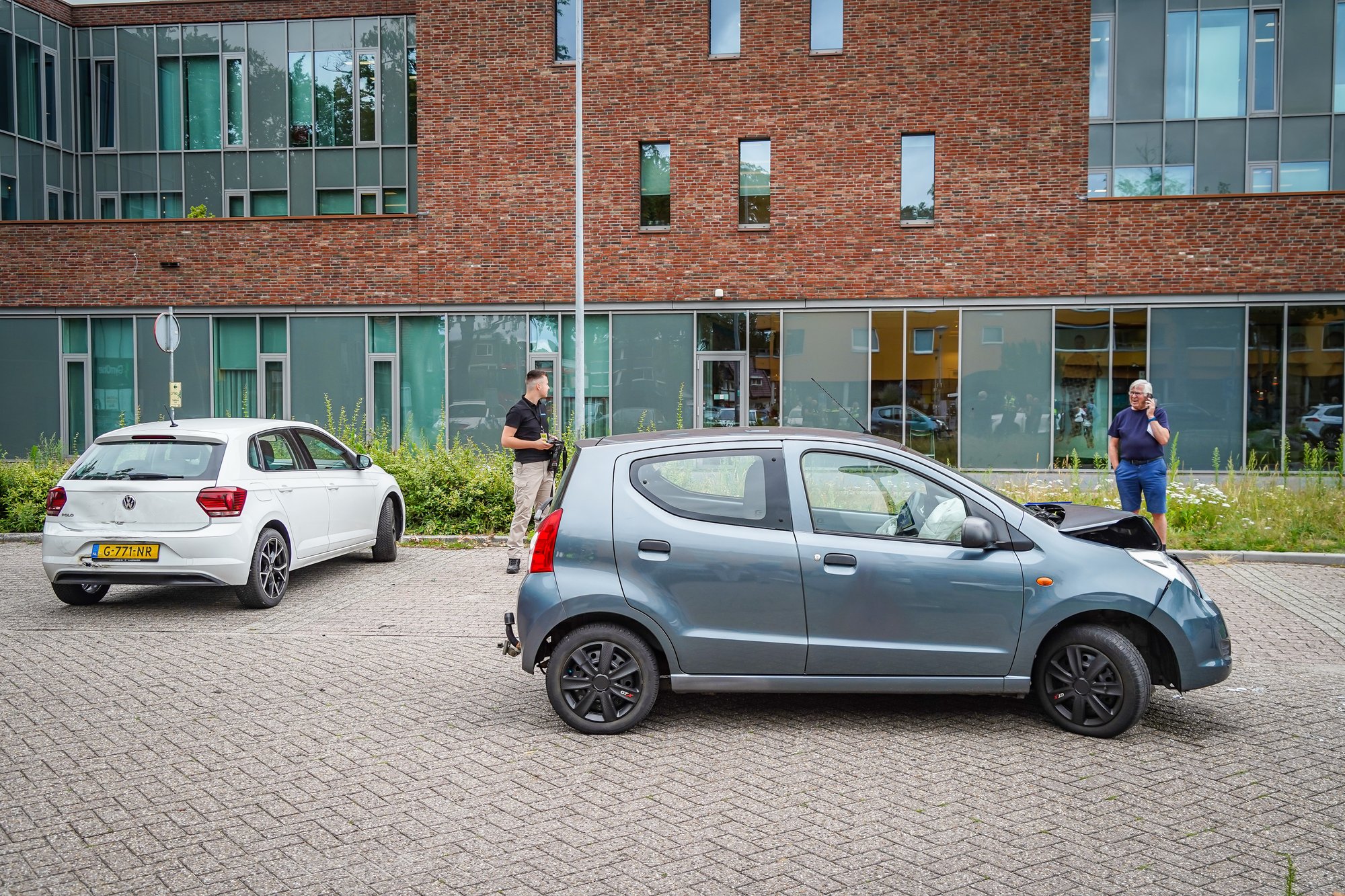 Ravage na aanrijding tussen drie auto’s op parkeerplaats in Emmen, pendelbus uitgevallen