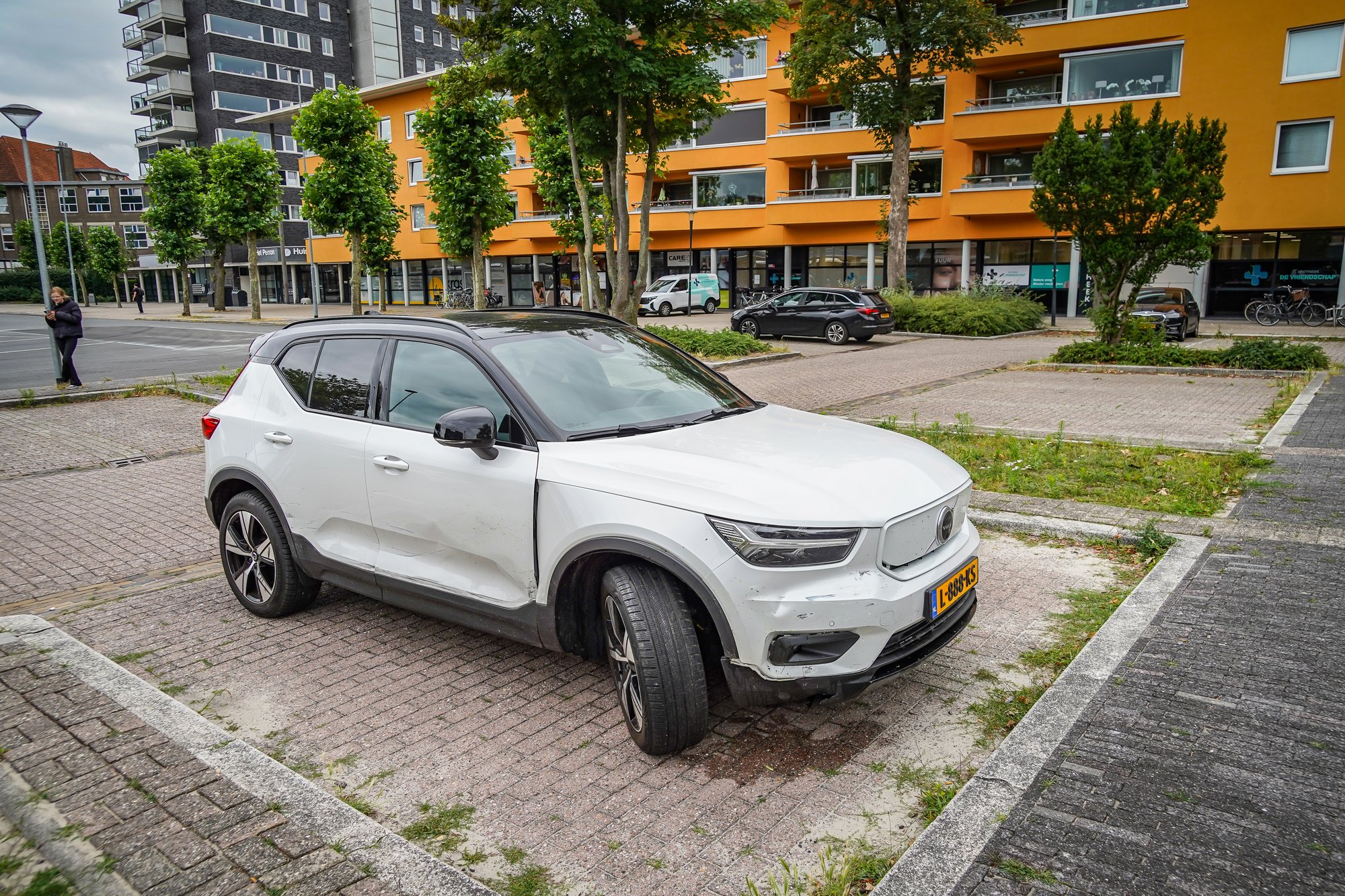 Ravage na aanrijding tussen drie auto’s op parkeerplaats in Emmen, pendelbus uitgevallen