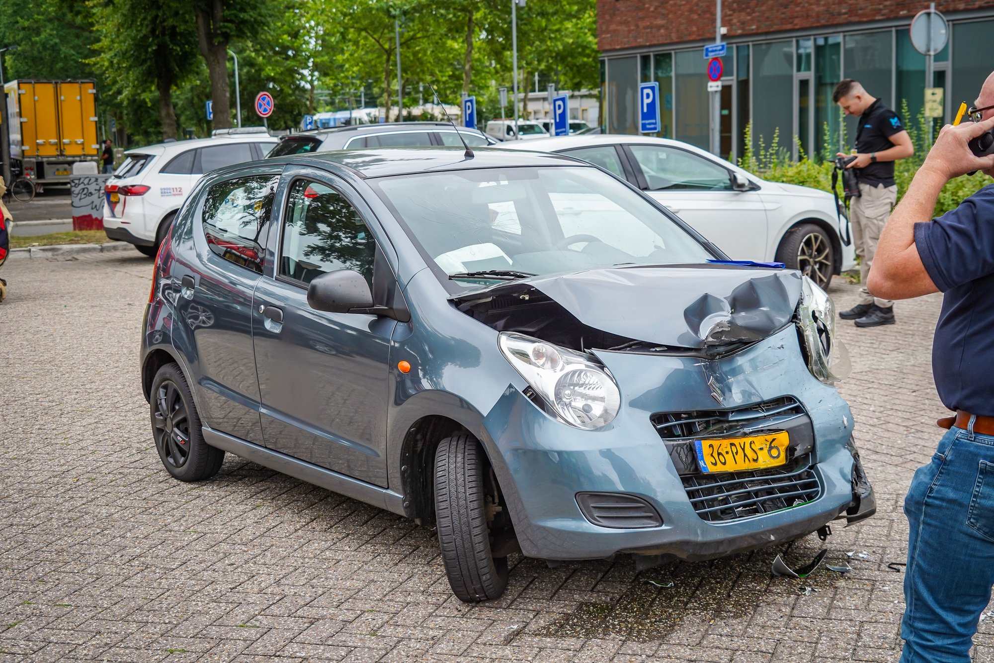 Ravage na aanrijding tussen drie auto’s op parkeerplaats in Emmen, pendelbus uitgevallen