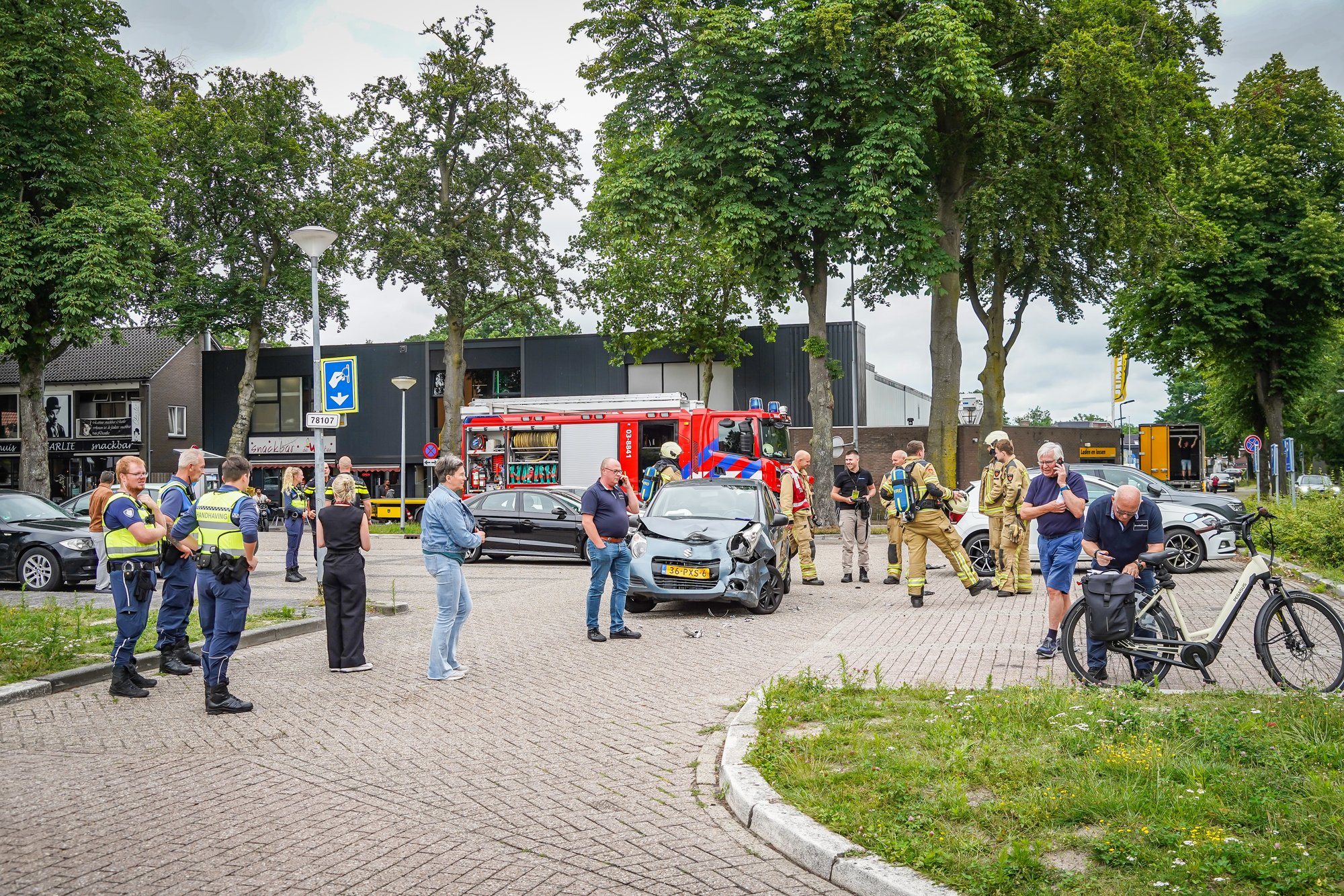 Ravage na aanrijding tussen drie auto’s op parkeerplaats in Emmen, pendelbus uitgevallen