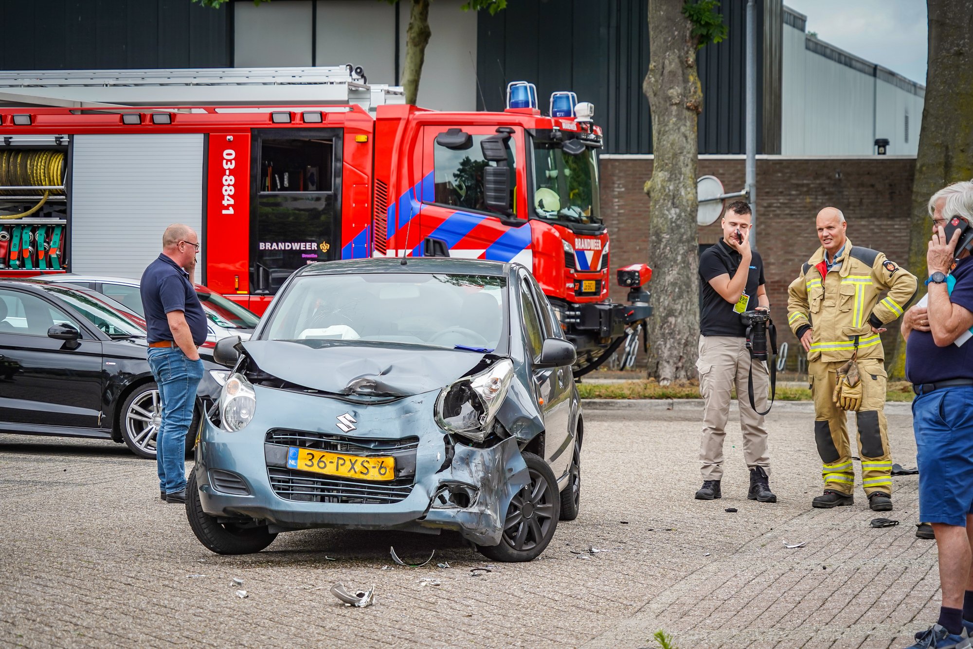 Ravage na aanrijding tussen drie auto’s op parkeerplaats in Emmen, pendelbus uitgevallen