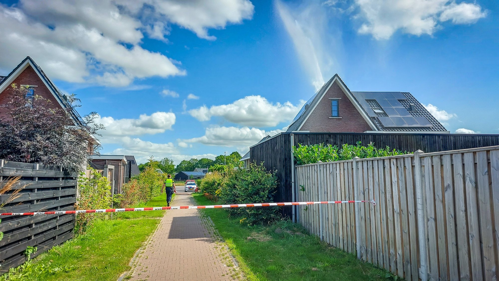 Rookontwikkeling uit dak door brand in zonnepanelen in Leek
