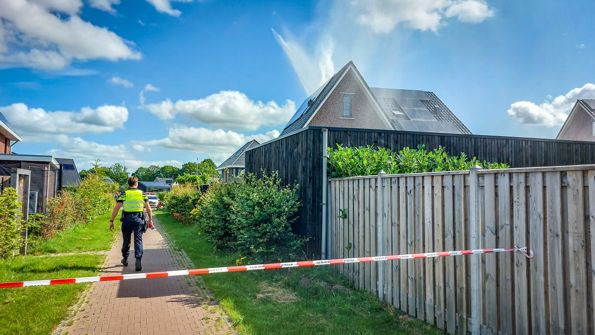 Rookontwikkeling uit dak door brand in zonnepanelen in Leek