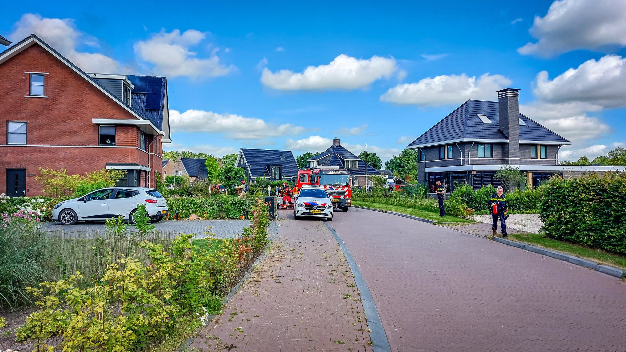 Rookontwikkeling uit dak door brand in zonnepanelen in Leek